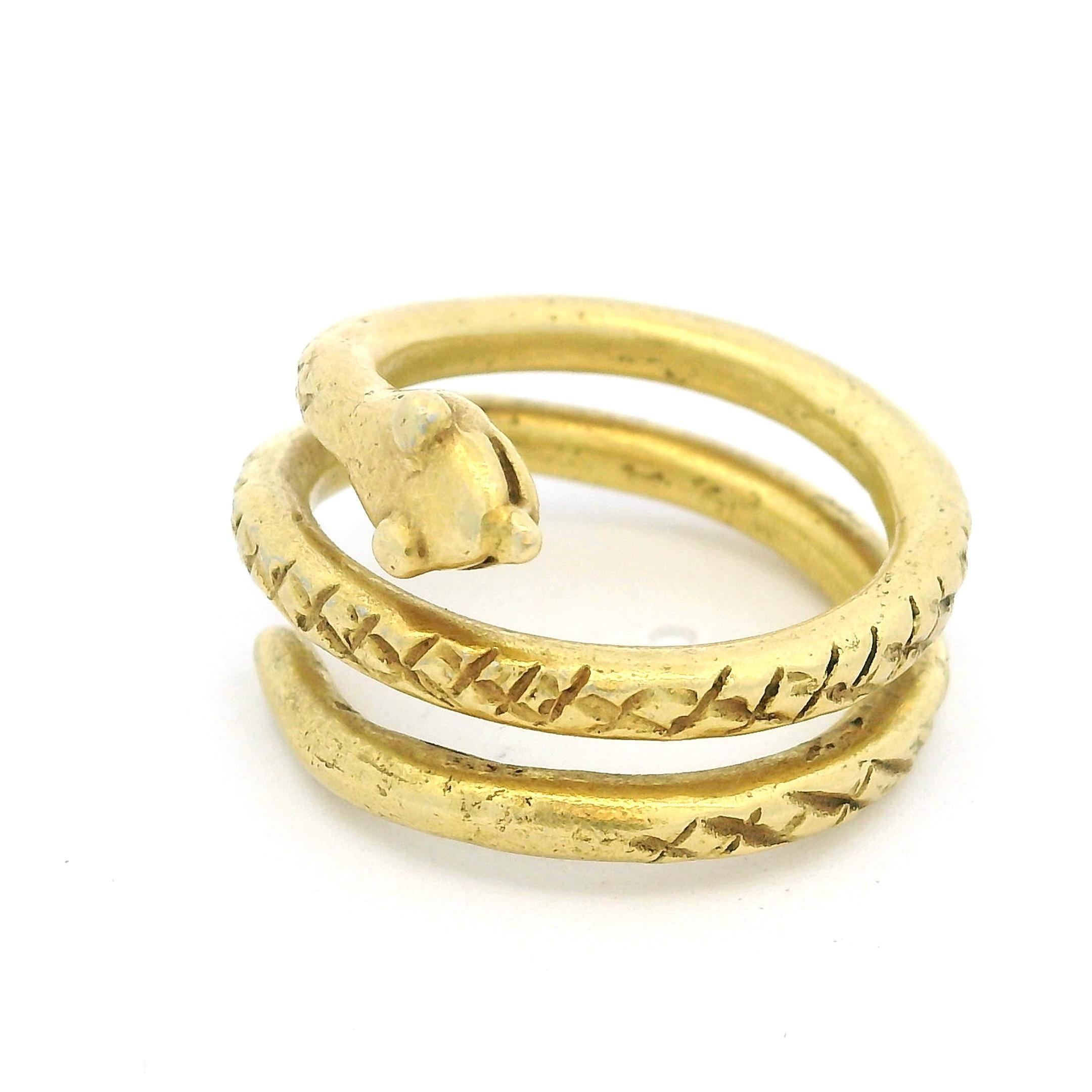 Anello a forma di serpente in oro 18 carati del XIX secolo, revival archeologico, 15,15 grammi In condizioni ottime in vendita a Miami, FL