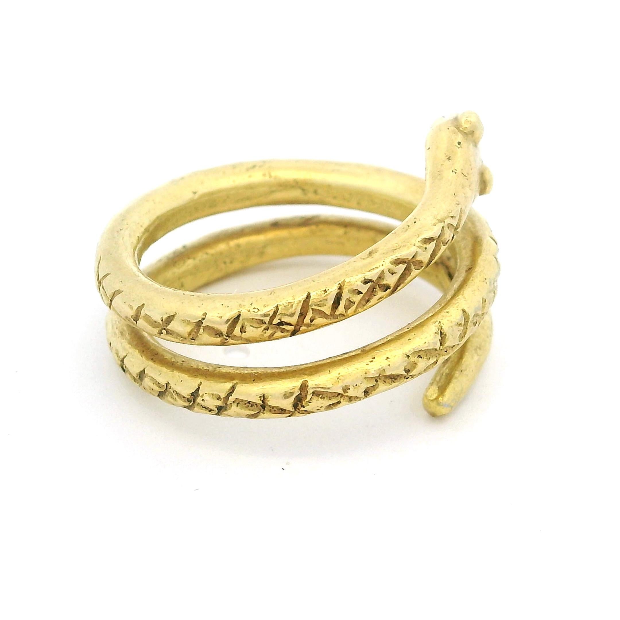 Anello a forma di serpente in oro 18 carati del XIX secolo, revival archeologico, 15,15 grammi in vendita 2