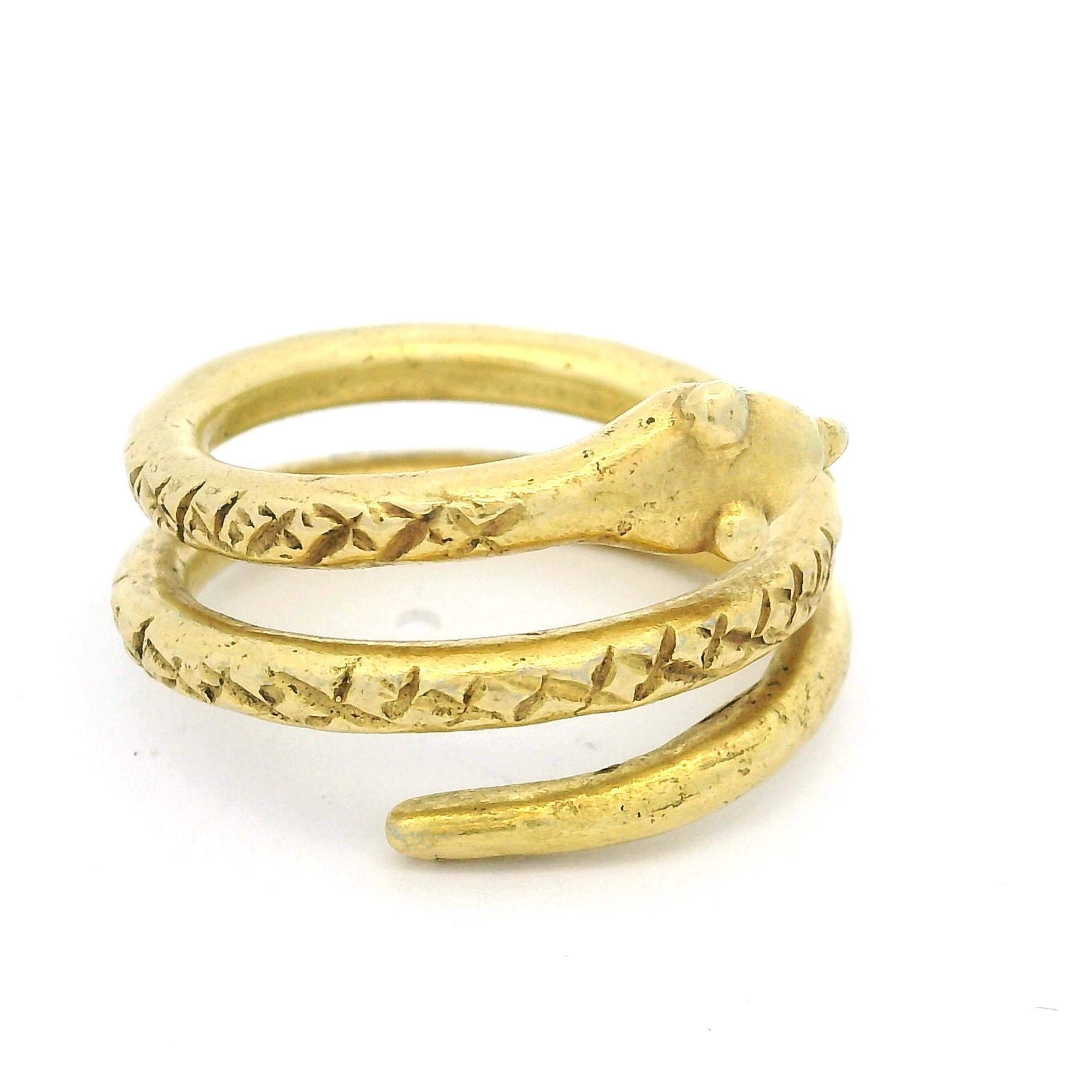 Anello a forma di serpente in oro 18 carati del XIX secolo, revival archeologico, 15,15 grammi in vendita 3
