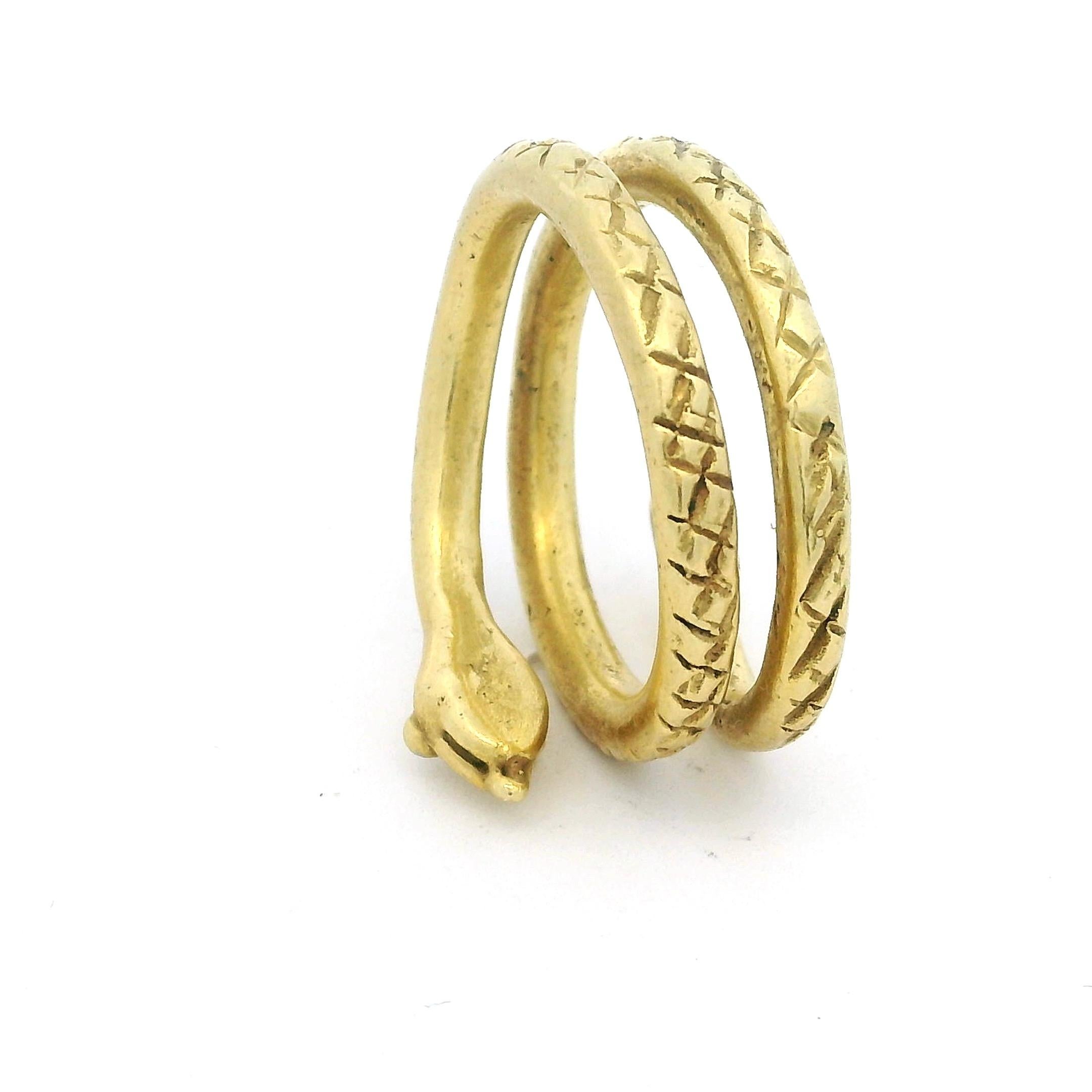 Anello a forma di serpente in oro 18 carati del XIX secolo, revival archeologico, 15,15 grammi in vendita 4