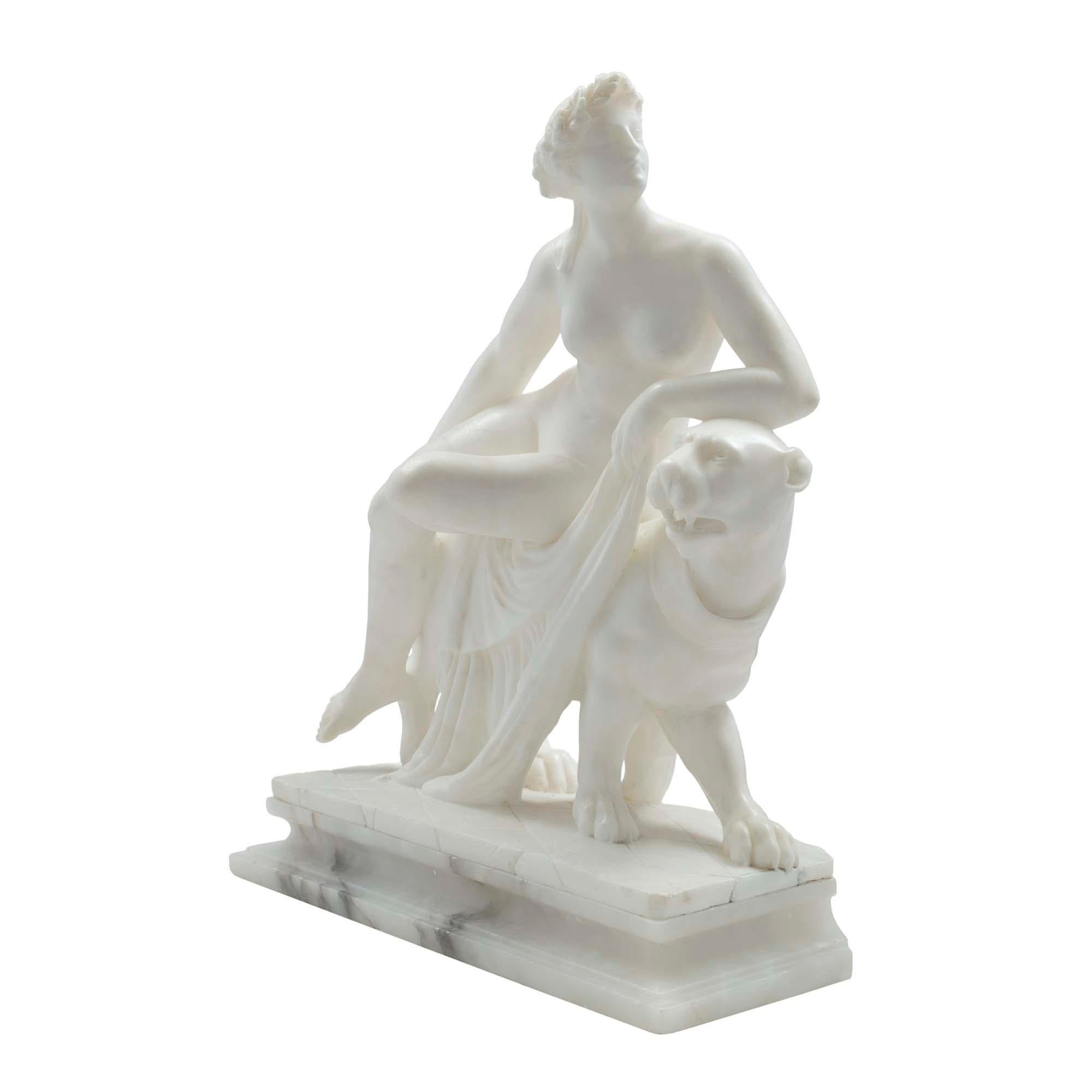 Eine elegante und dekorative italienische Alabaster- und Marmorstatue aus dem 19. Jahrhundert, die die griechische Göttin Ariadne auf ihrem Panther sitzend darstellt. Sie blickt nach links, während ihr Ellbogen auf dem Kopf ihres Panthers ruht, und