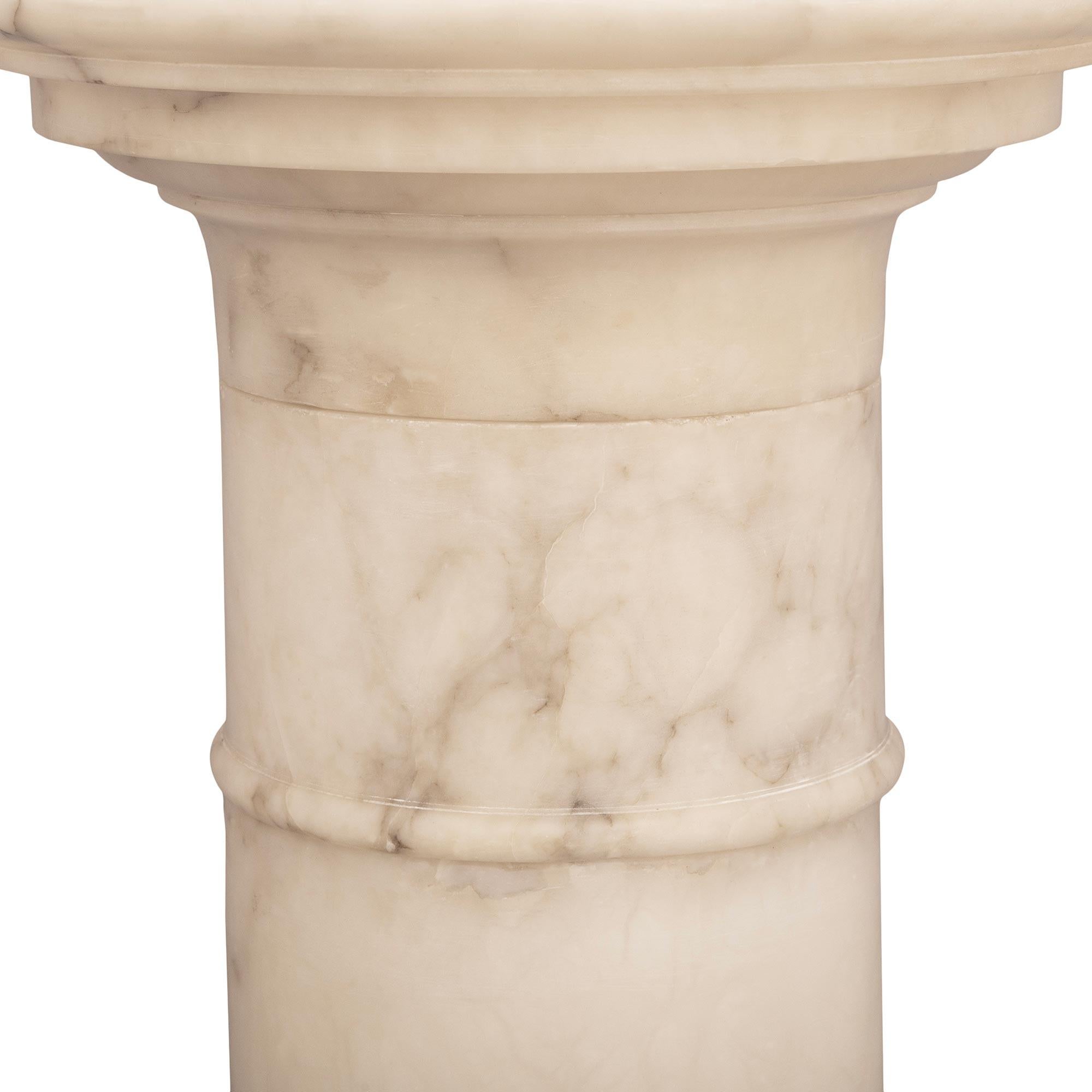 Busto in alabastro del XIX secolo e piedistallo coordinato in vendita 5