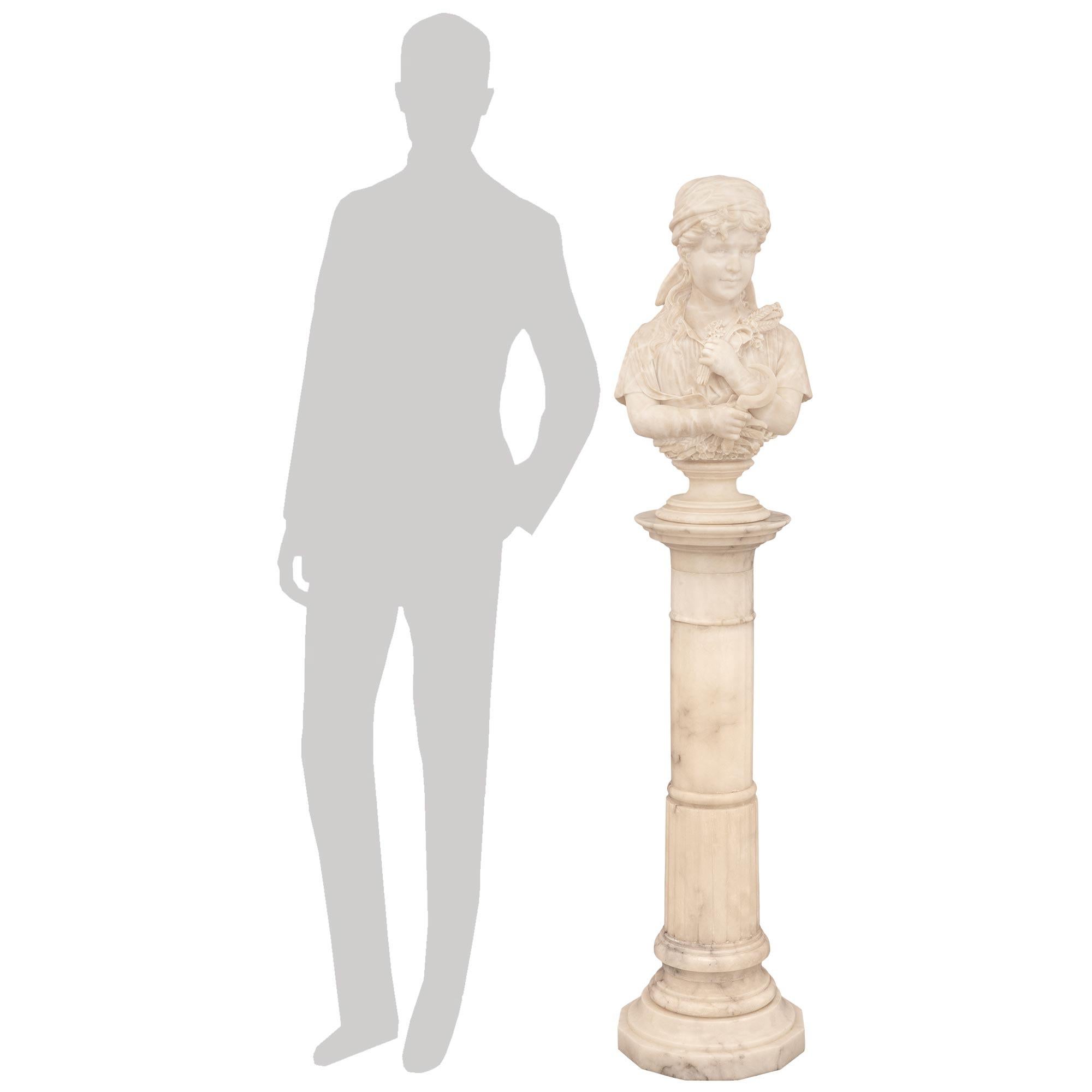 Un bellissimo busto in alabastro di alta qualità del XIX secolo e un piedistallo abbinato. Questo splendido busto poggia su un piedistallo in marmo d'alabastro con una base sfaccettata con bordi screziati intorno alla base circolare. La colonna è