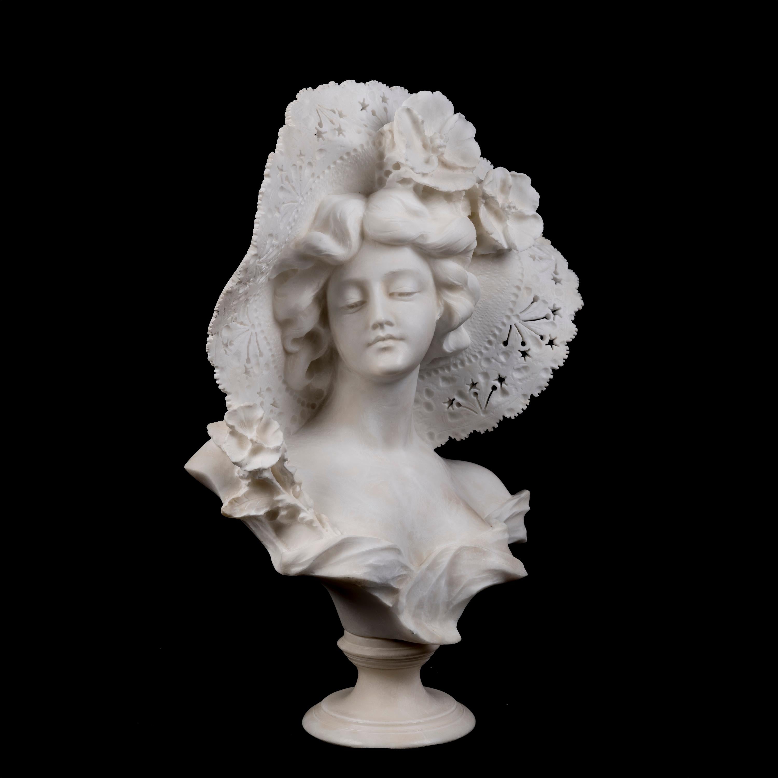 Alabasterbüste einer eleganten Dame
Adolfo Cipriani

Die auf einem Rundsockel ruhende Alabasterbüste stellt eine Dame dar, die einen modischen, mit Blumen geschmückten Hut trägt. Signiert 