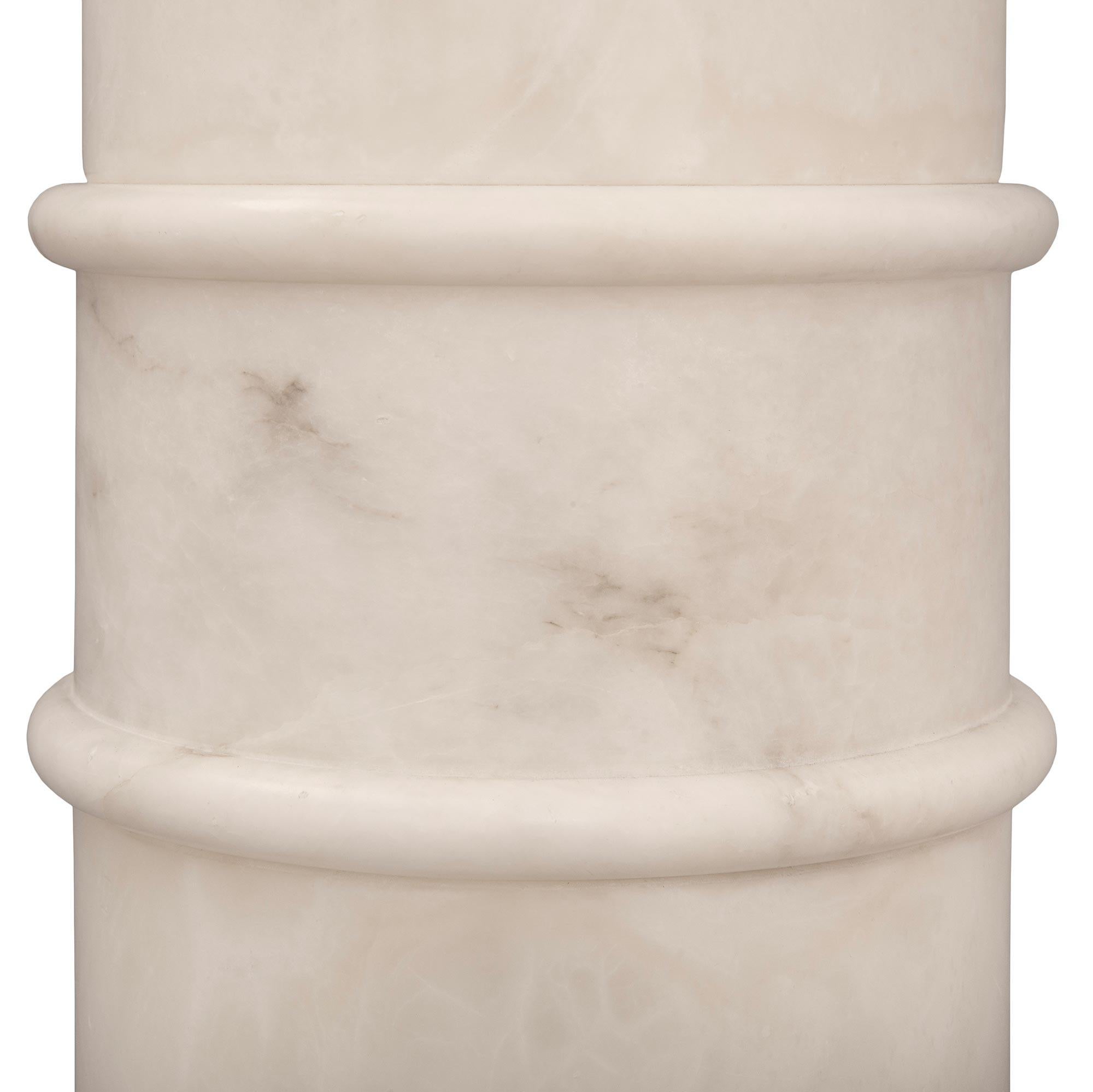 XIXe siècle colonne à piédestal en albâtre italien du 19ème siècle en vente