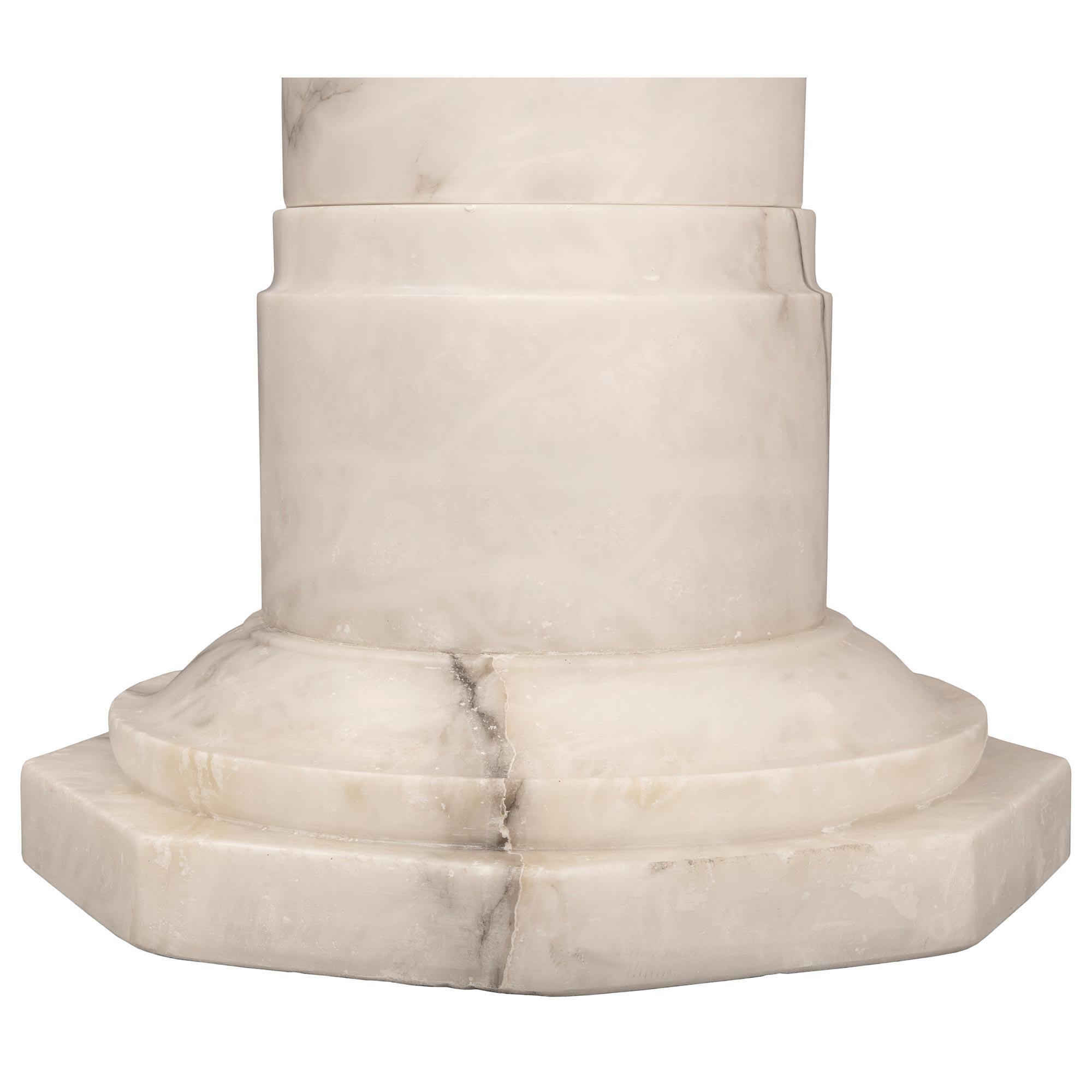 Marbre colonne à piédestal en albâtre italien du 19ème siècle en vente