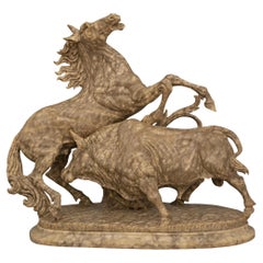 Statue italienne en albâtre du XIXe siècle représentant un cheval et un taureau au combat