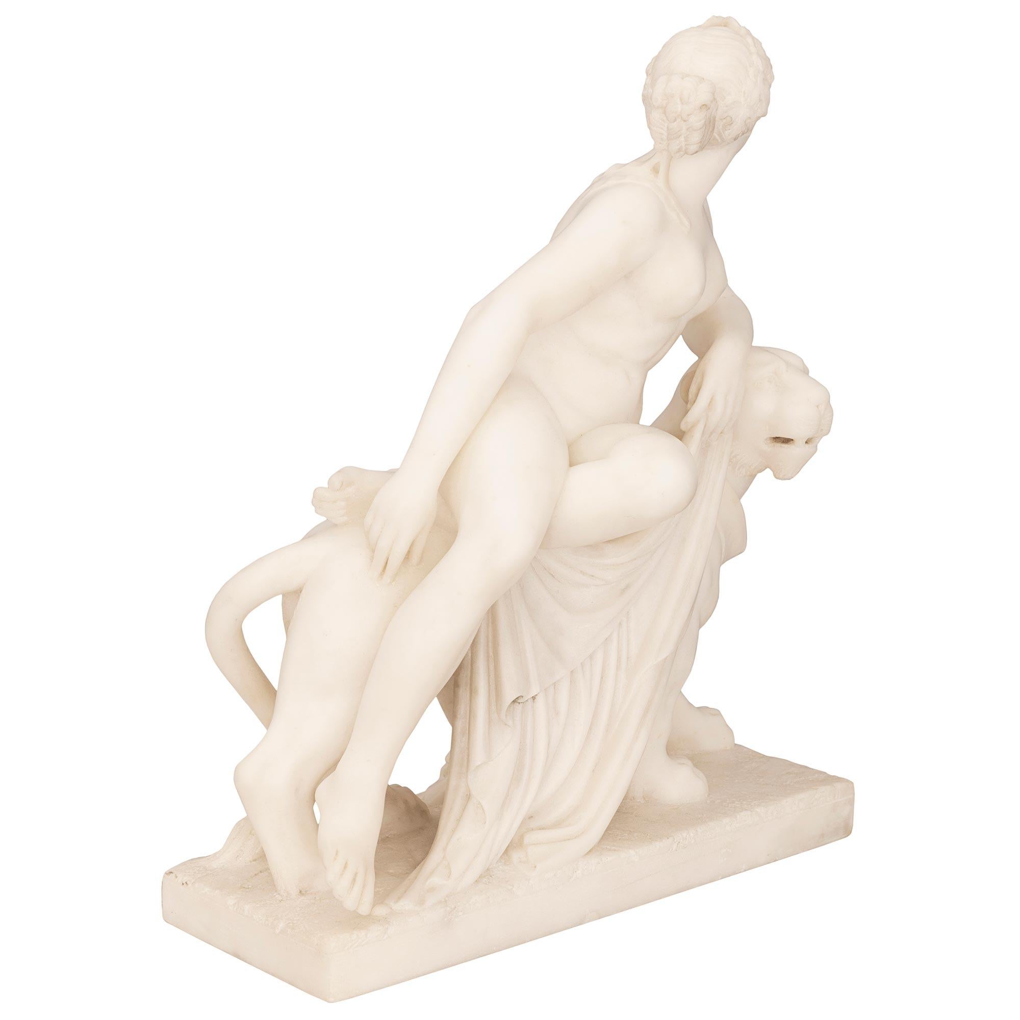 Statue en albâtre du 19e siècle de très haute qualité représentant la déesse grecque Ariane assise sur sa panthère, signée P. Bazzanti Florence. La statue est surélevée par une base rectangulaire dotée d'une fine bordure mouchetée et d'un dessin au