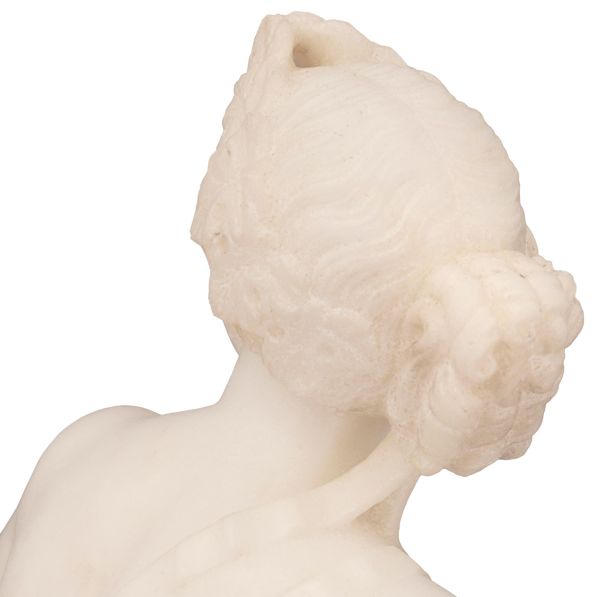XIXe siècle Statue italienne en albâtre du 19ème siècle de la déesse grecque Ariane en vente