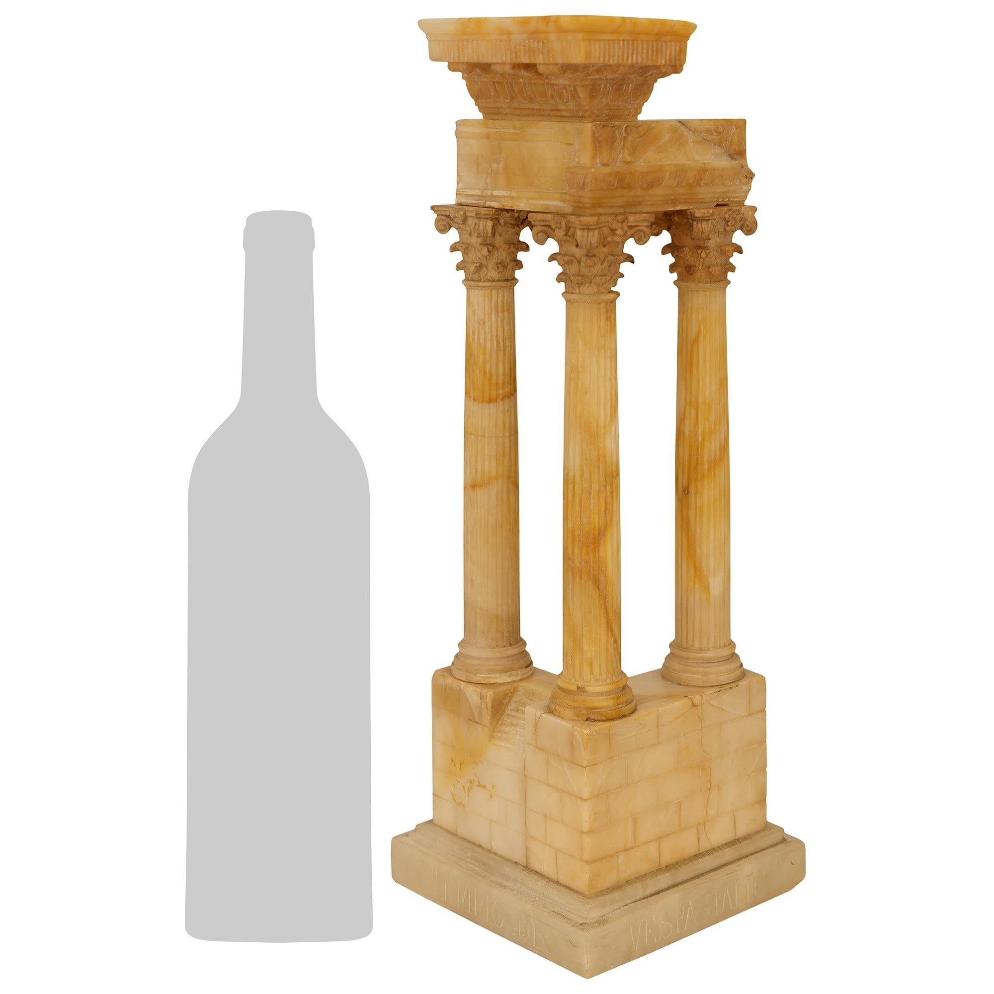 Eine wunderbare und äußerst dekorative italienische Alabaster-Statue aus dem 19. Jahrhundert aus der Zeit der Grand Tour, die den Tempel des Vespasian darstellt. Diese atemberaubende Ruine wird von einem gesprenkelten quadratischen Sockel unter dem