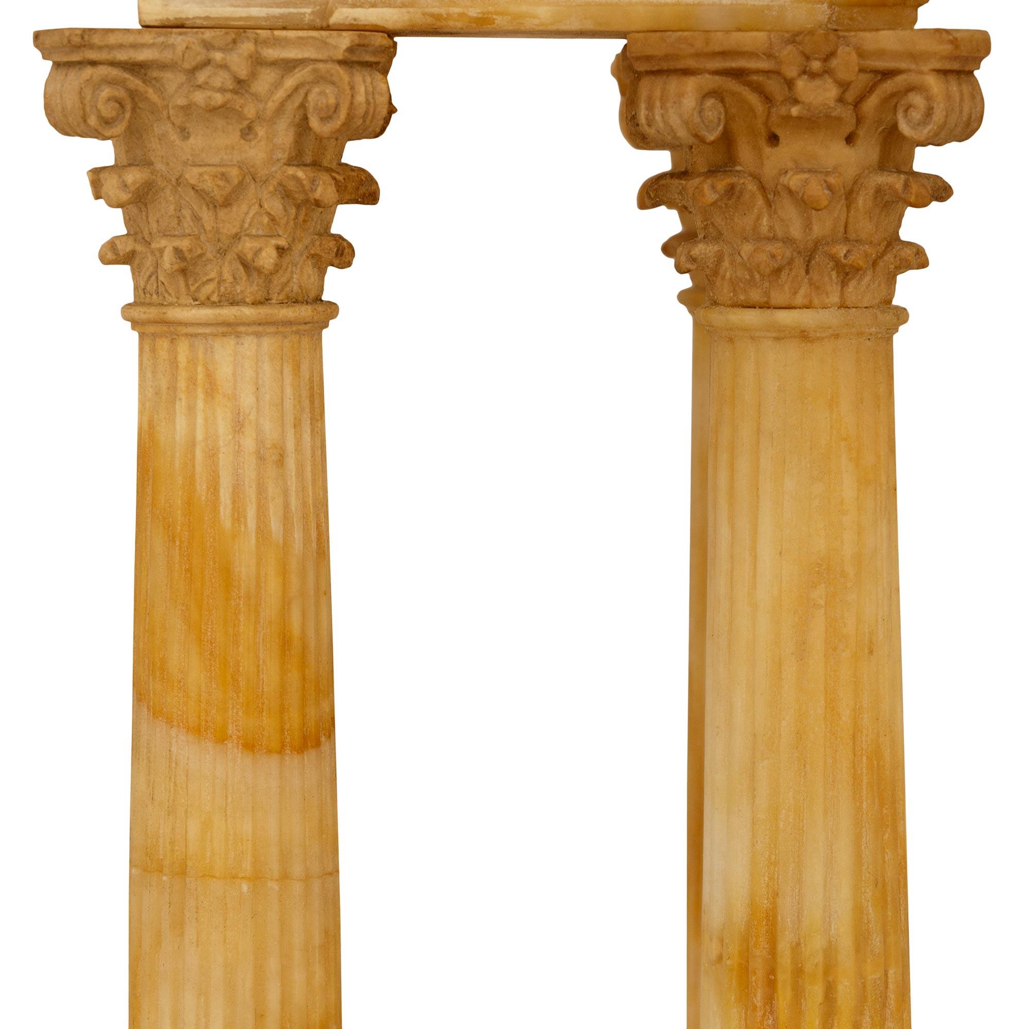 Italienische Alabaster-Statue des Vespasian-Tempels aus dem 19. im Angebot 1