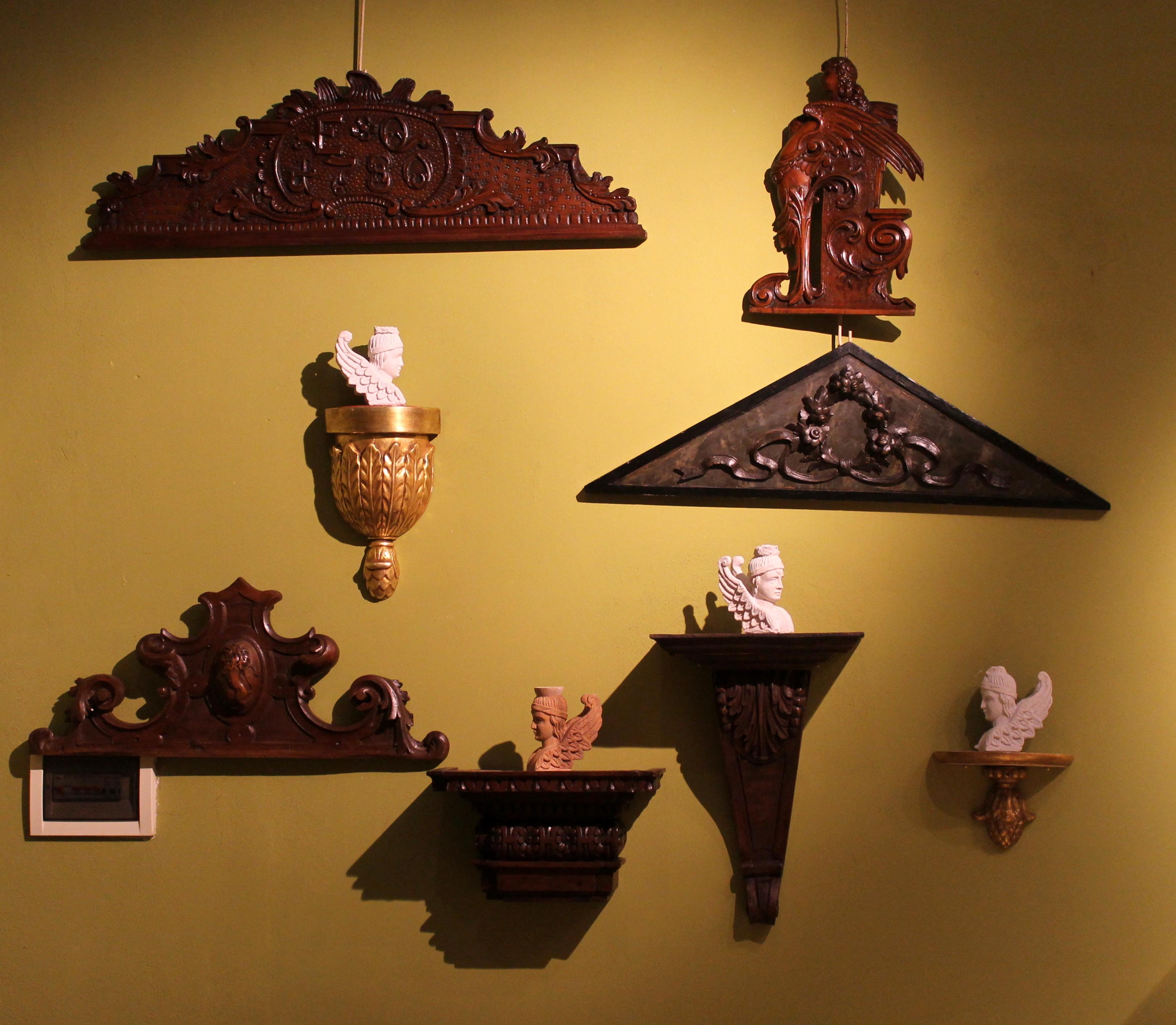 Italian 19th Century Architectural Hand Carved Walnut Wood Wall Bracket or Shelf In Good Condition In Firenze, IT