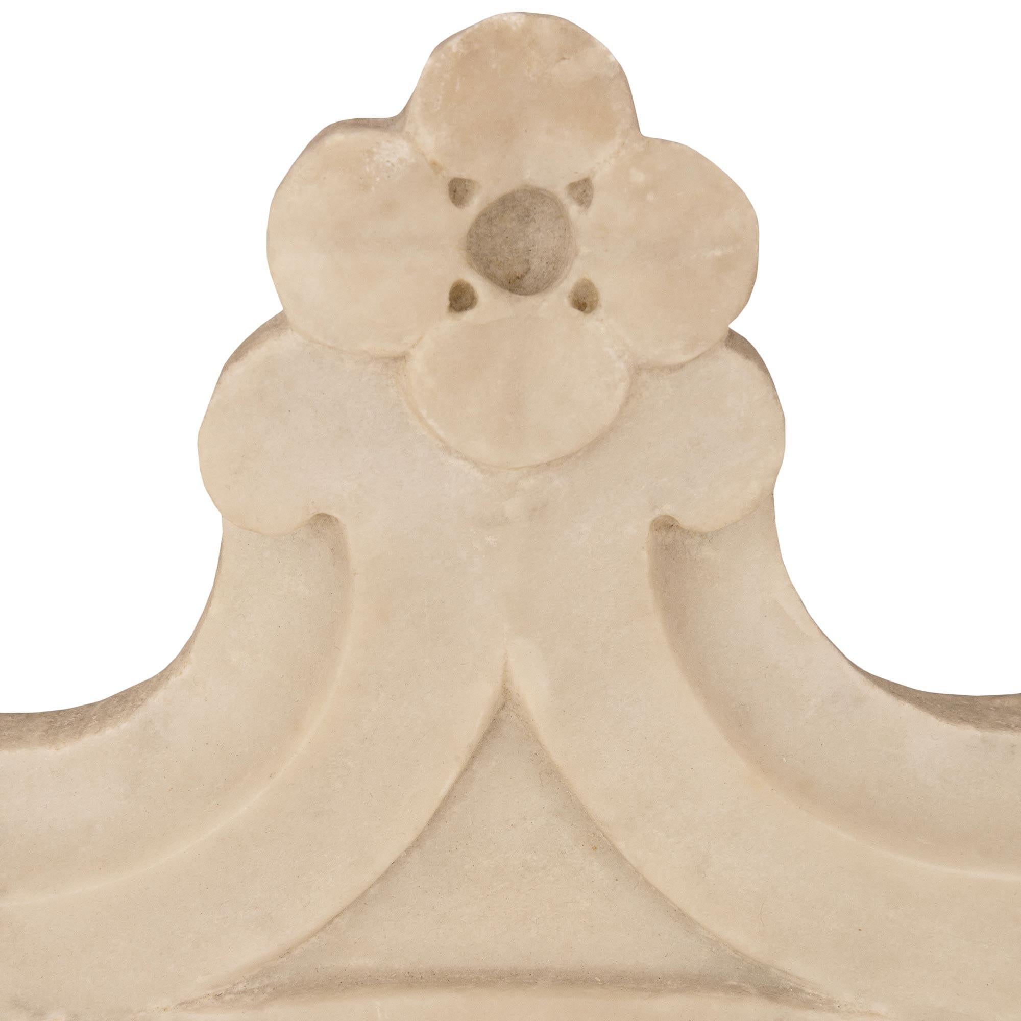Architektonisches italienisches Wandelement einer Krone aus dem 19. Jahrhundert (Marmor) im Angebot