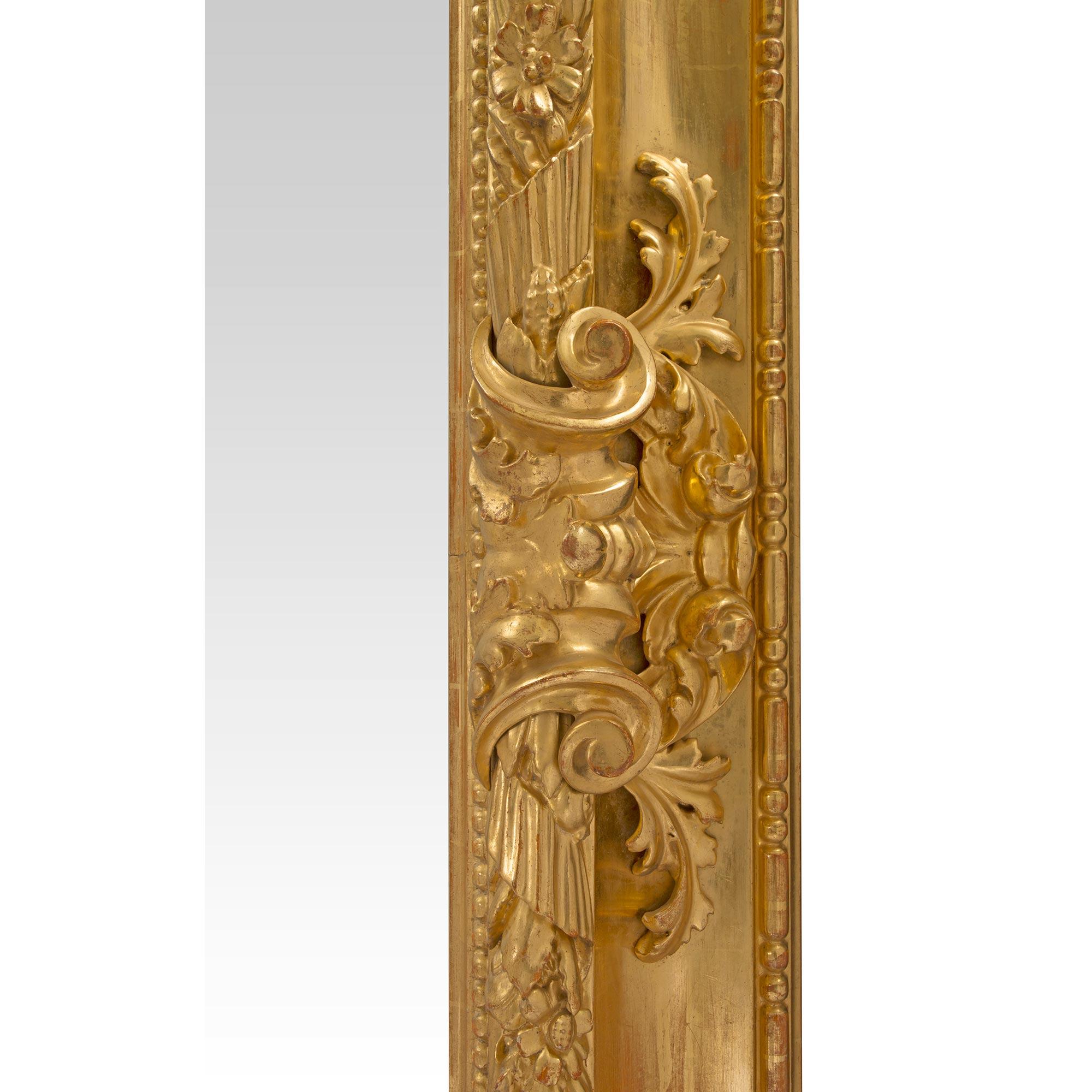 Baroque Miroir baroque italien du 19ème siècle en bois doré en vente