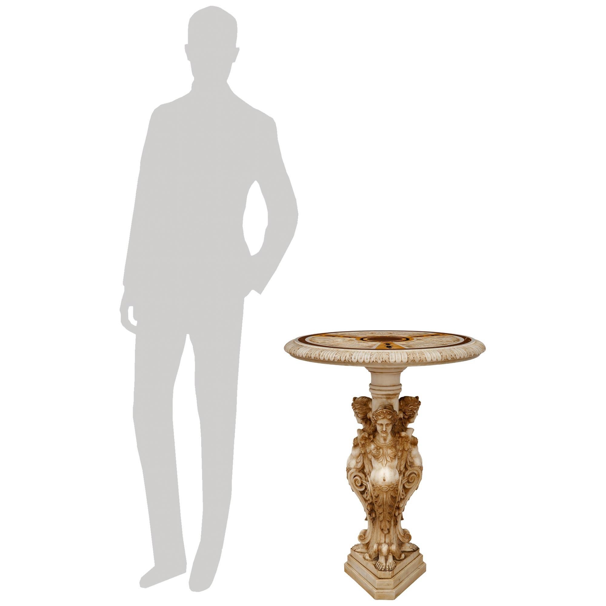 Table d'appoint en marbre de Carrare, de Sienne, de Rosso Antico et de Belgique noire, de style baroque italien du 19e siècle. Cette table en marbre sculpté aux détails complexes repose sur une base triangulaire à gradins, au-dessous de trois jeunes