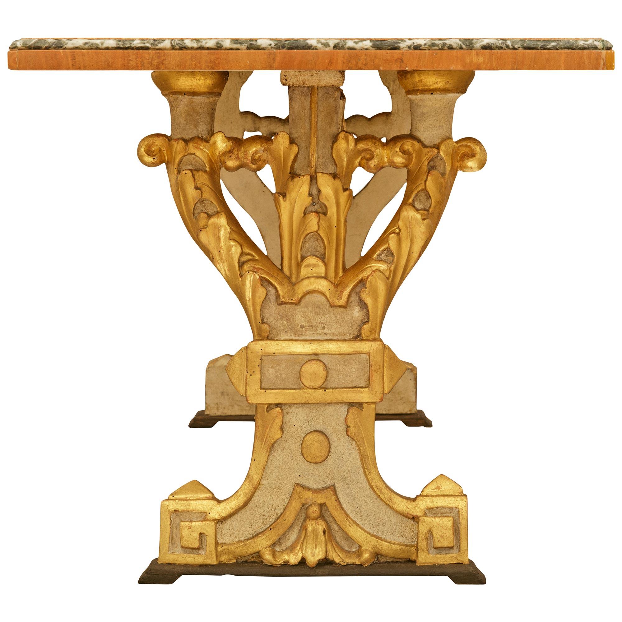 Mesa de centro italiana barroca del siglo XIX de madera dorada y alabastro Italiano en venta