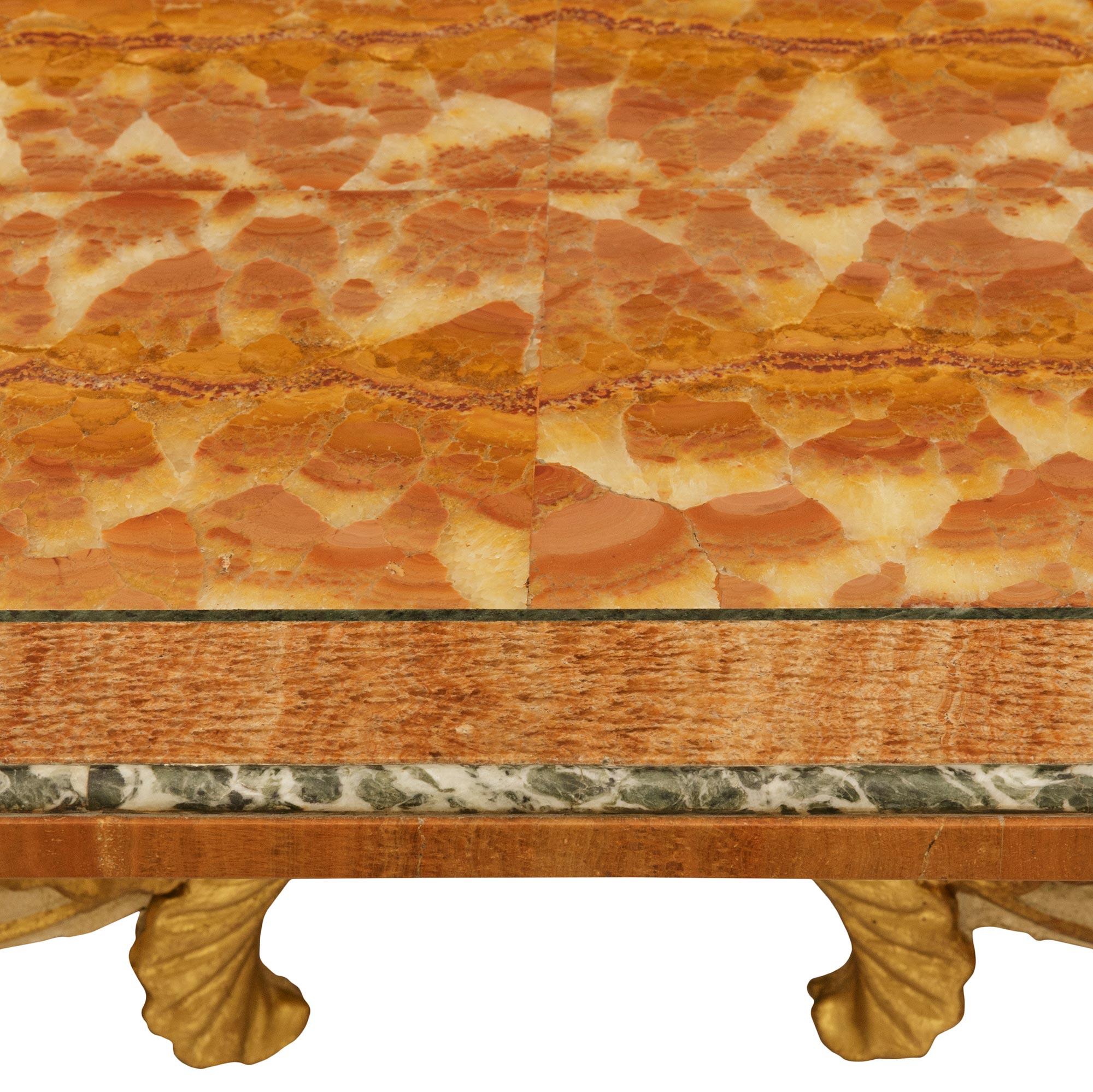 Mesa de centro italiana barroca del siglo XIX de madera dorada y alabastro Alabastro en venta