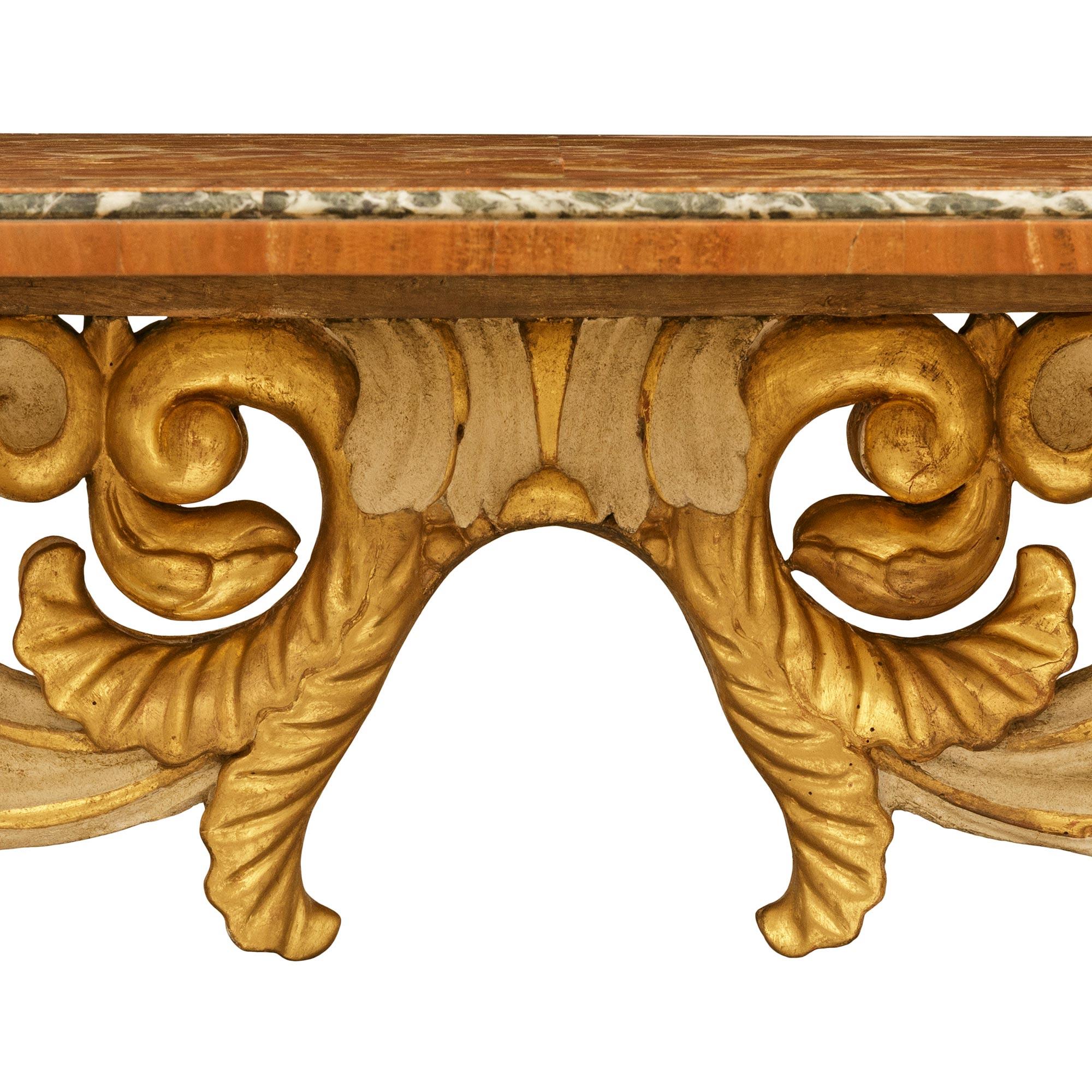 Mesa de centro italiana barroca del siglo XIX de madera dorada y alabastro en venta 1