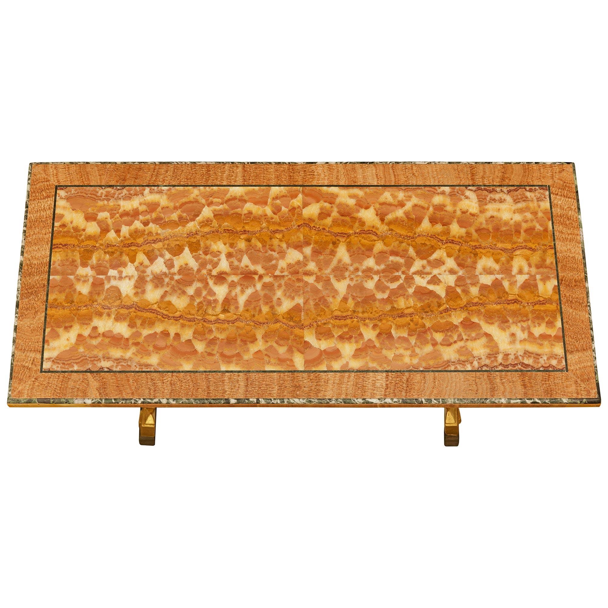 Mesa de centro italiana barroca del siglo XIX de madera dorada y alabastro en venta 3