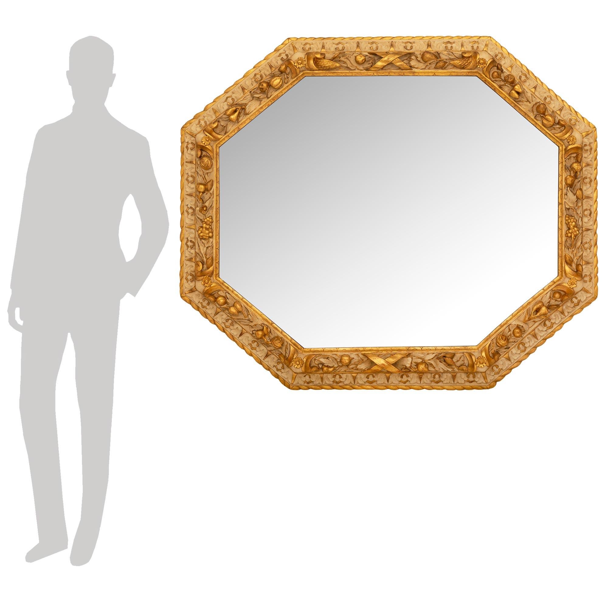 Ein reich geschnitzter und sehr eleganter italienischer Barockspiegel des 19. Jahrhunderts aus Giltwood und patiniertem Holz. Dieser wunderschöne sechseckige Spiegel ist in einen einzigartigen, kunstvoll geschnitzten Rahmen aus patiniertem Holz und