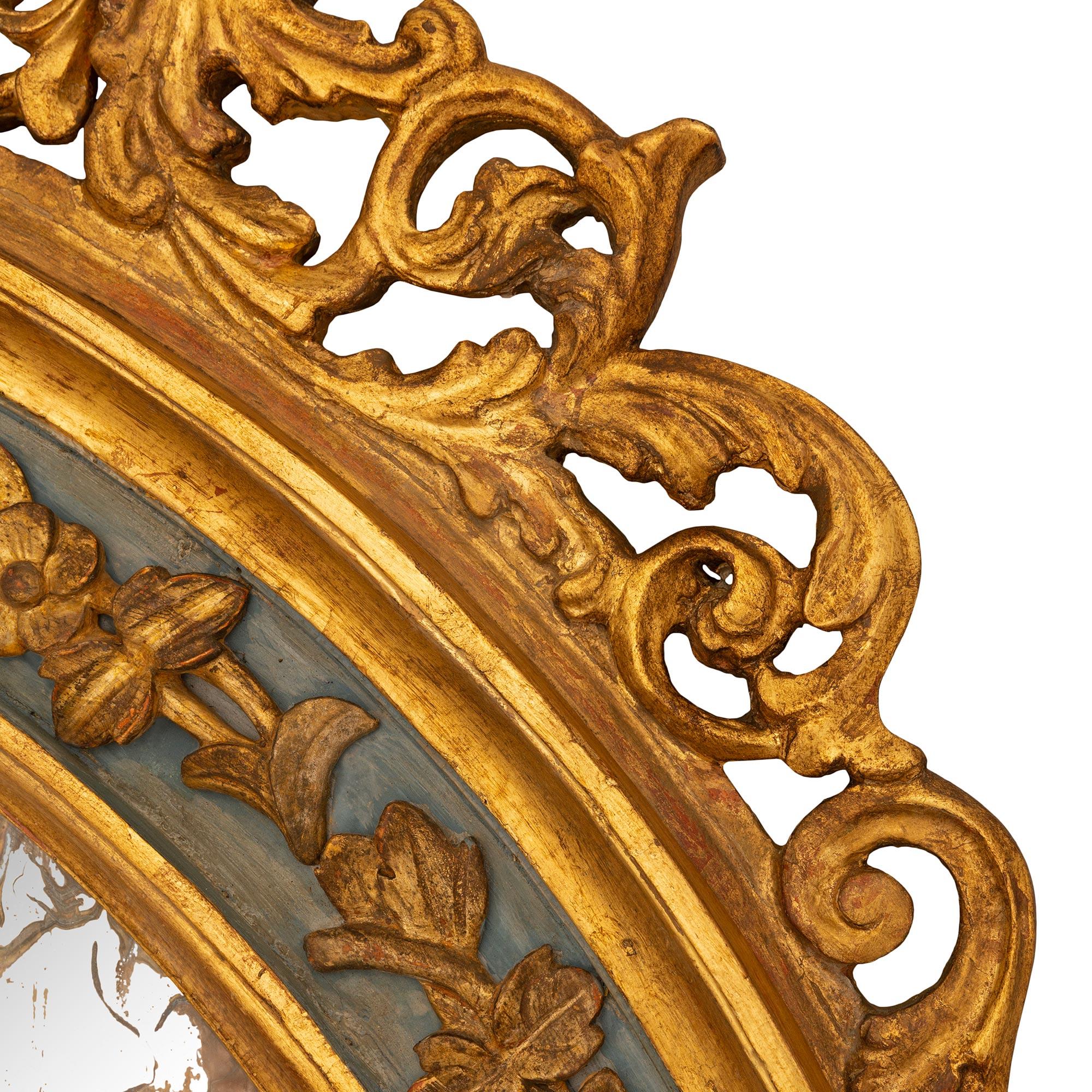 Patiné Miroir baroque italien du XIXe siècle en bois doré et bois patiné en vente