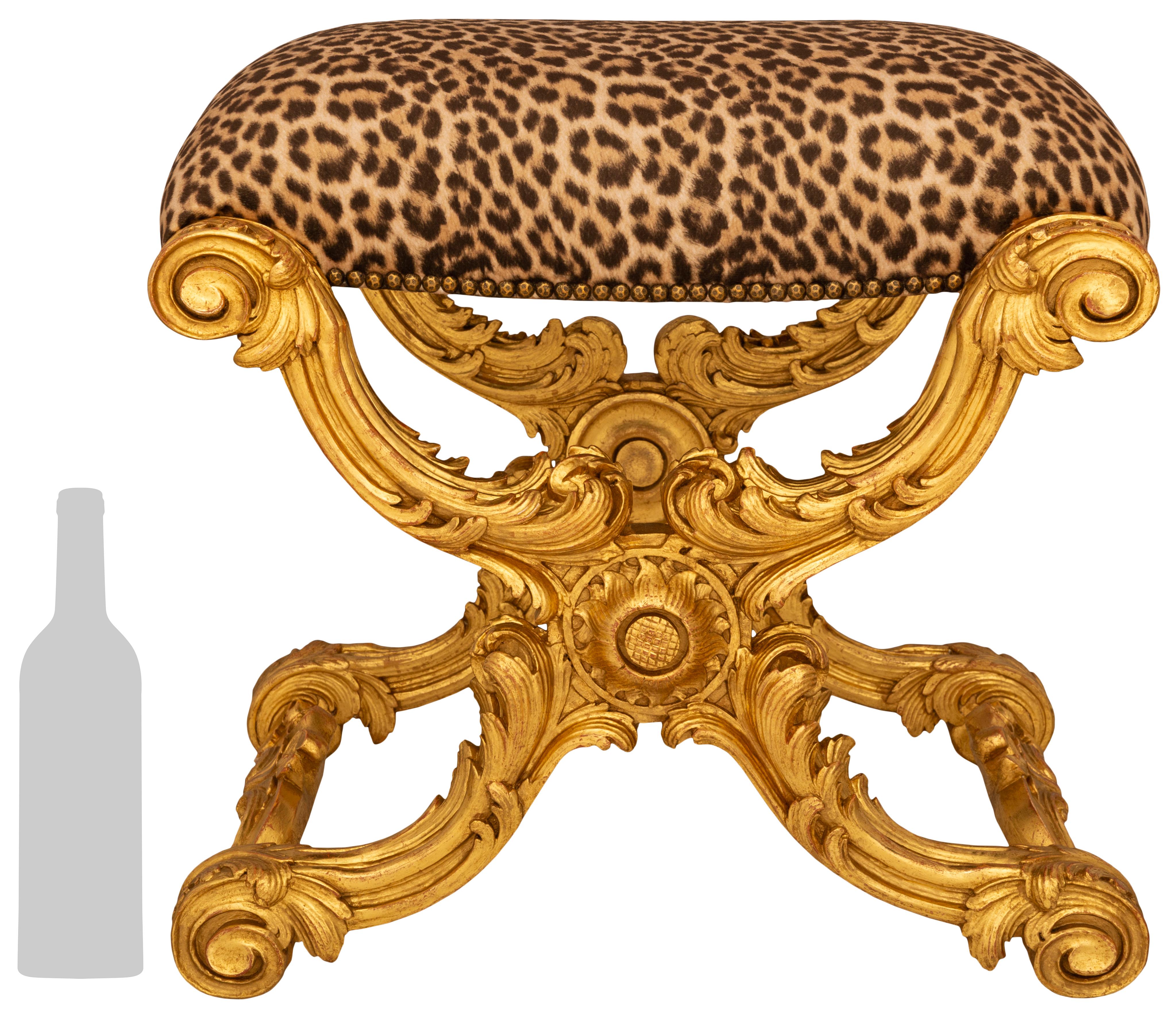 Un élégant et très décoratif banc/tabouret en bois doré baroque italien du 19ème siècle. Cette magnifique banquette est surélevée par un élégant et très décoratif support en forme de 