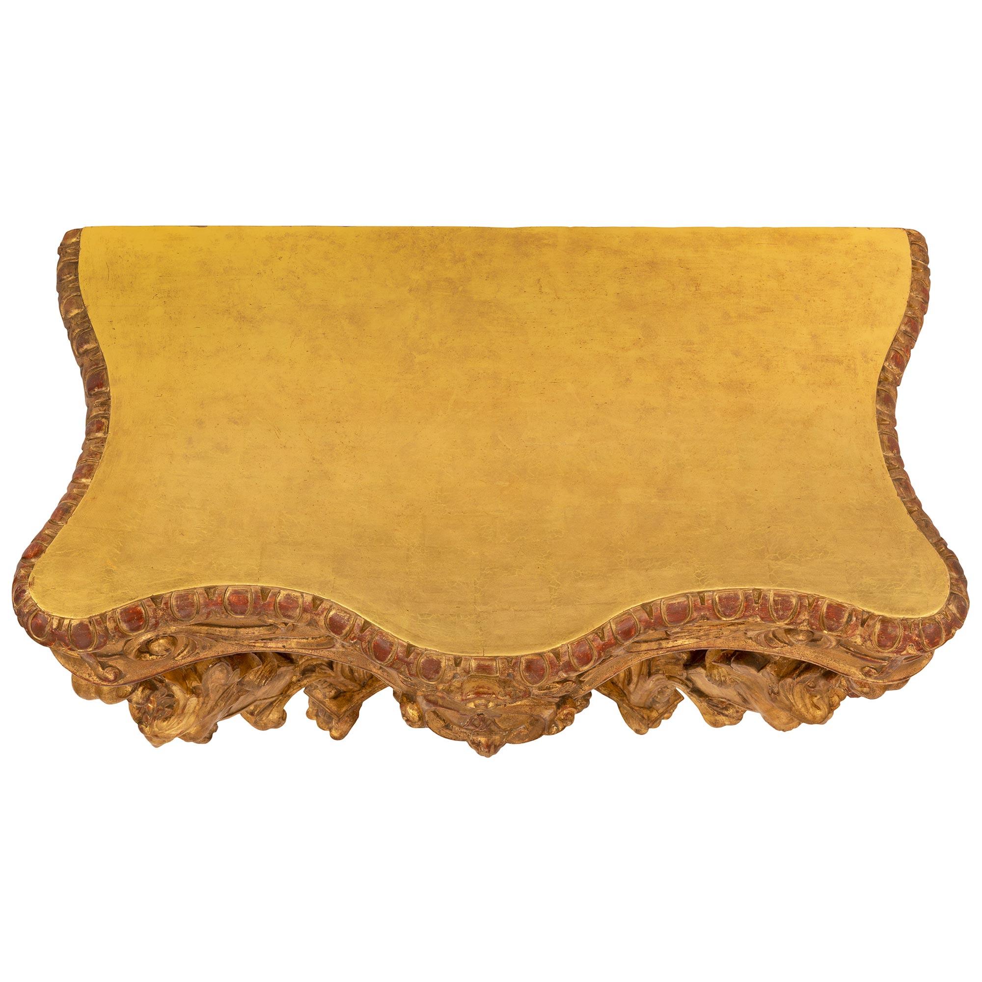 Eine hübsche italienische Konsole aus vergoldetem Barockholz aus dem 19. Die Konsole steht auf außergewöhnlichen Tatzenfüßen unter einzigartig geschwungenen Beinen, die mit reich geschnitzten, bärtigen Satyrn und schönen Blattmustern verziert sind