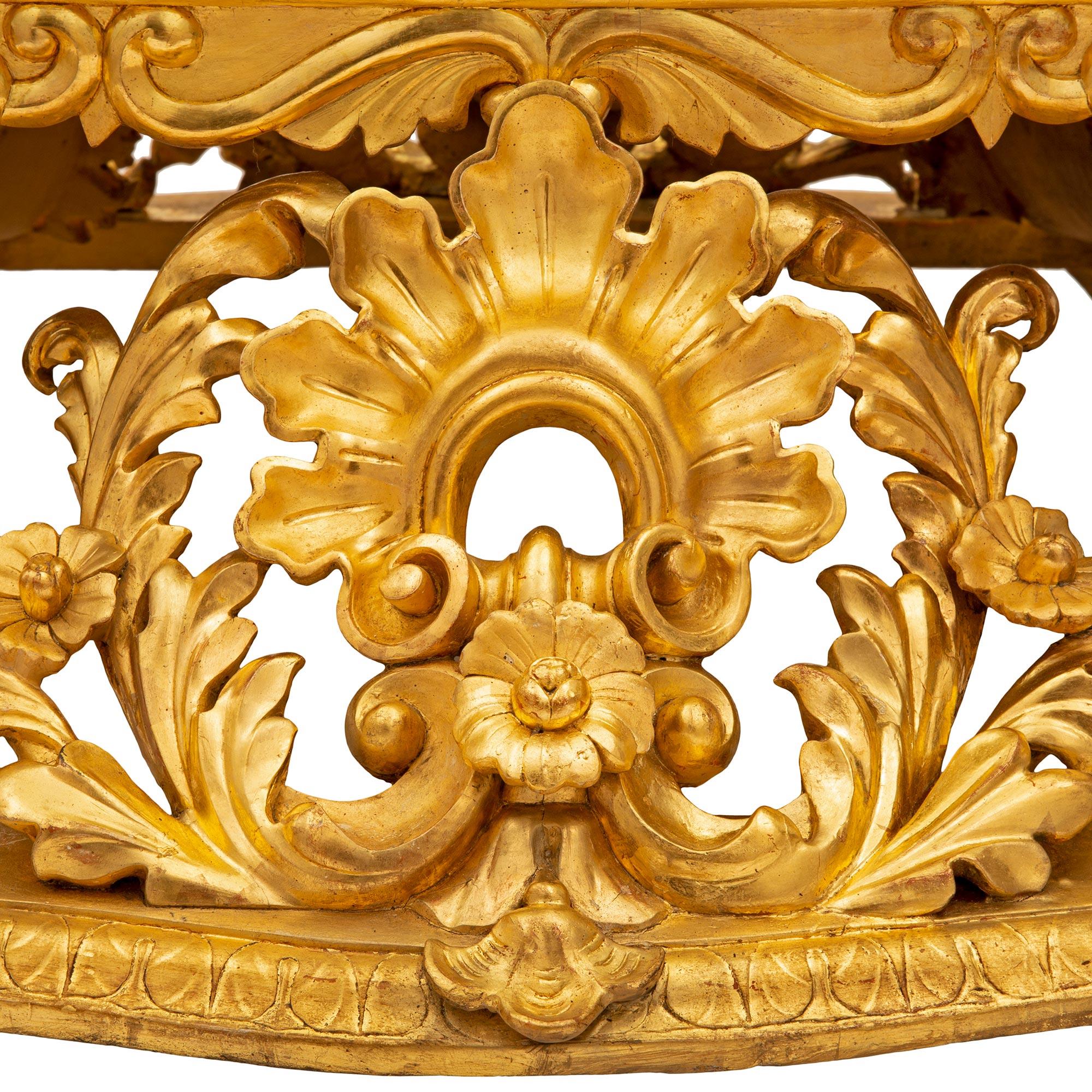 Italienischer Couchtisch im Barockstil des 19. Jahrhunderts aus vergoldetem Holz und kunstvoll bemaltem Marmor im Angebot 2