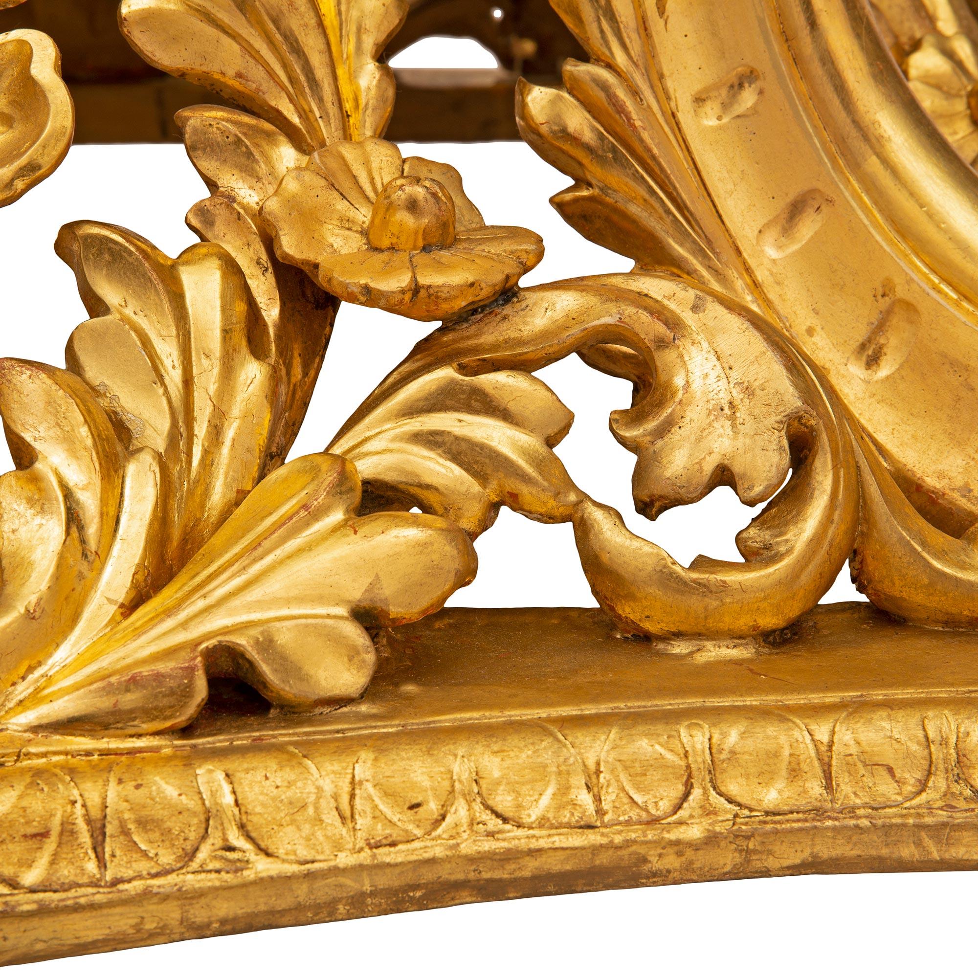 Italienischer Couchtisch im Barockstil des 19. Jahrhunderts aus vergoldetem Holz und kunstvoll bemaltem Marmor im Angebot 3