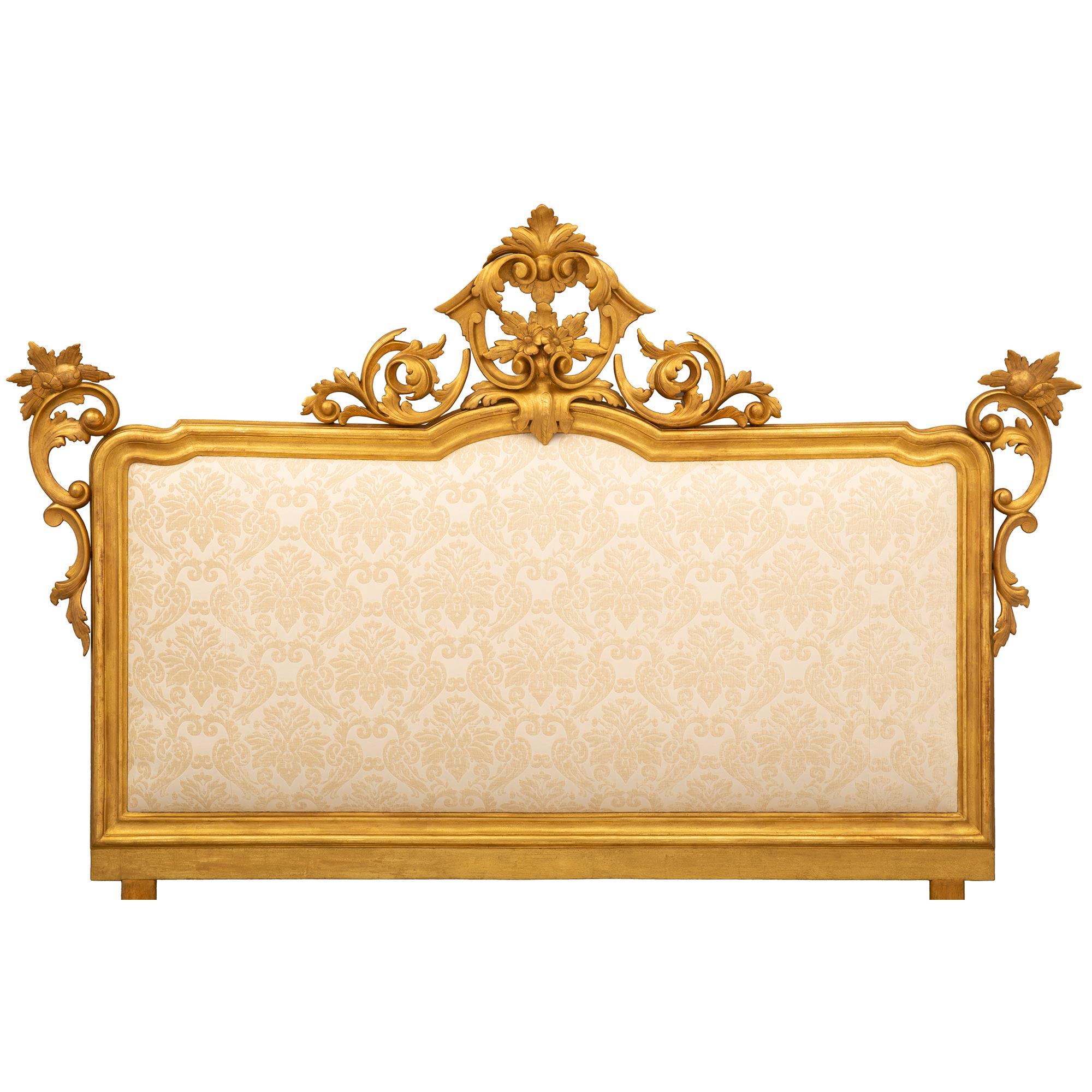 Baroque Tête tapissée baroque italienne du 19ème siècle en bois doré de grande taille en vente