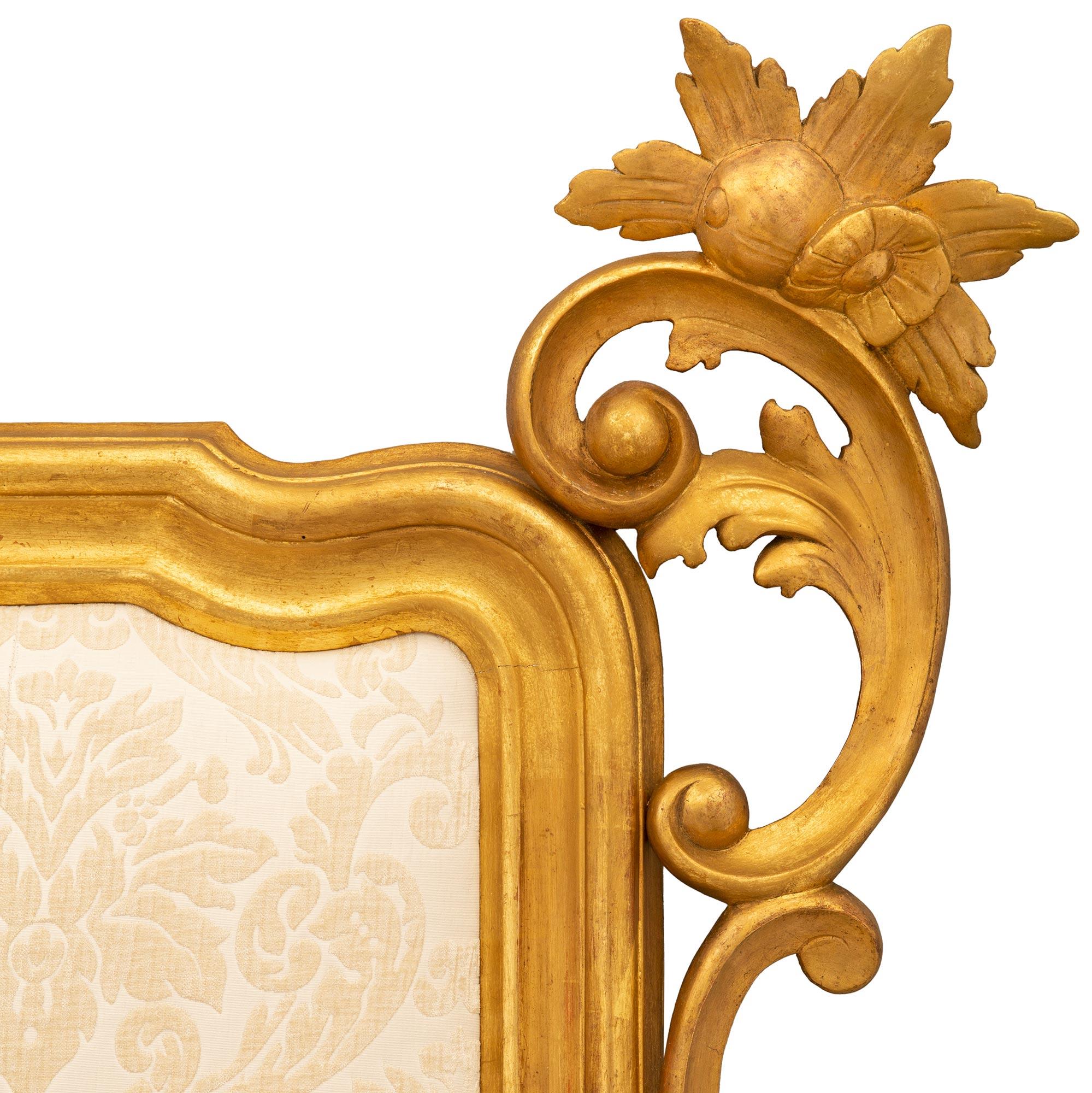 XIXe siècle Tête tapissée baroque italienne du 19ème siècle en bois doré de grande taille en vente