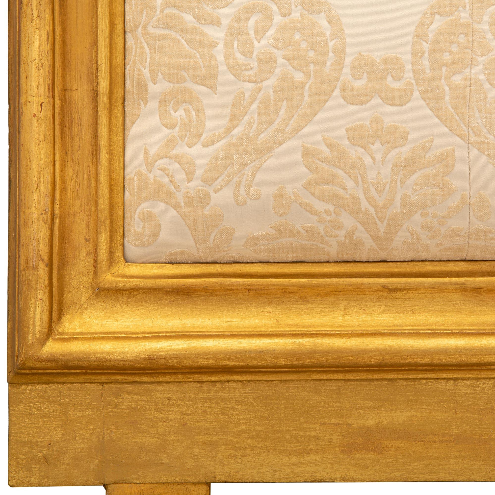 Bois doré Tête tapissée baroque italienne du 19ème siècle en bois doré de grande taille en vente