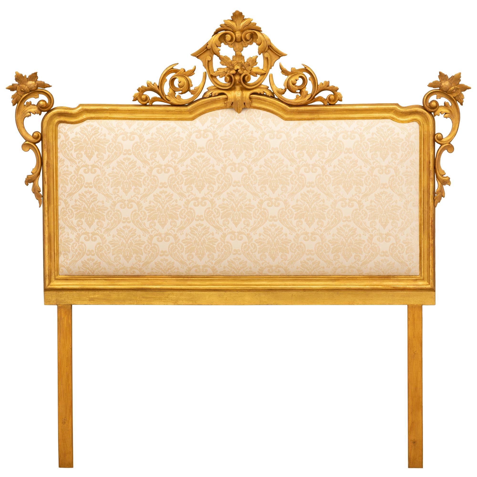 Tête tapissée baroque italienne du 19ème siècle en bois doré de grande taille en vente 1