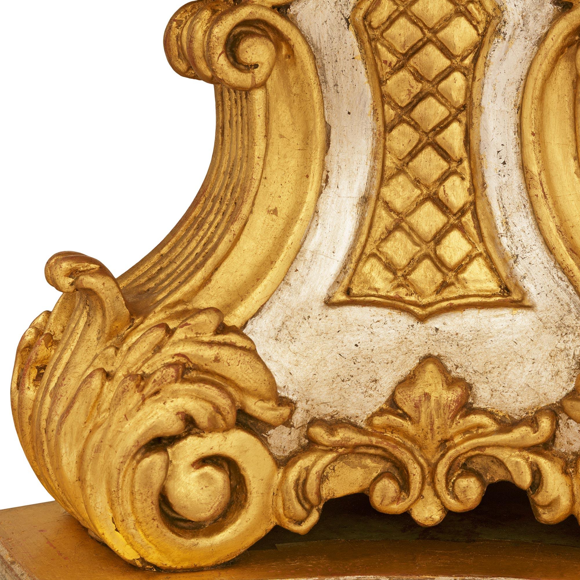 Onyx Table basse baroque italienne du 19e siècle en bois doré, méca et onyx en vente