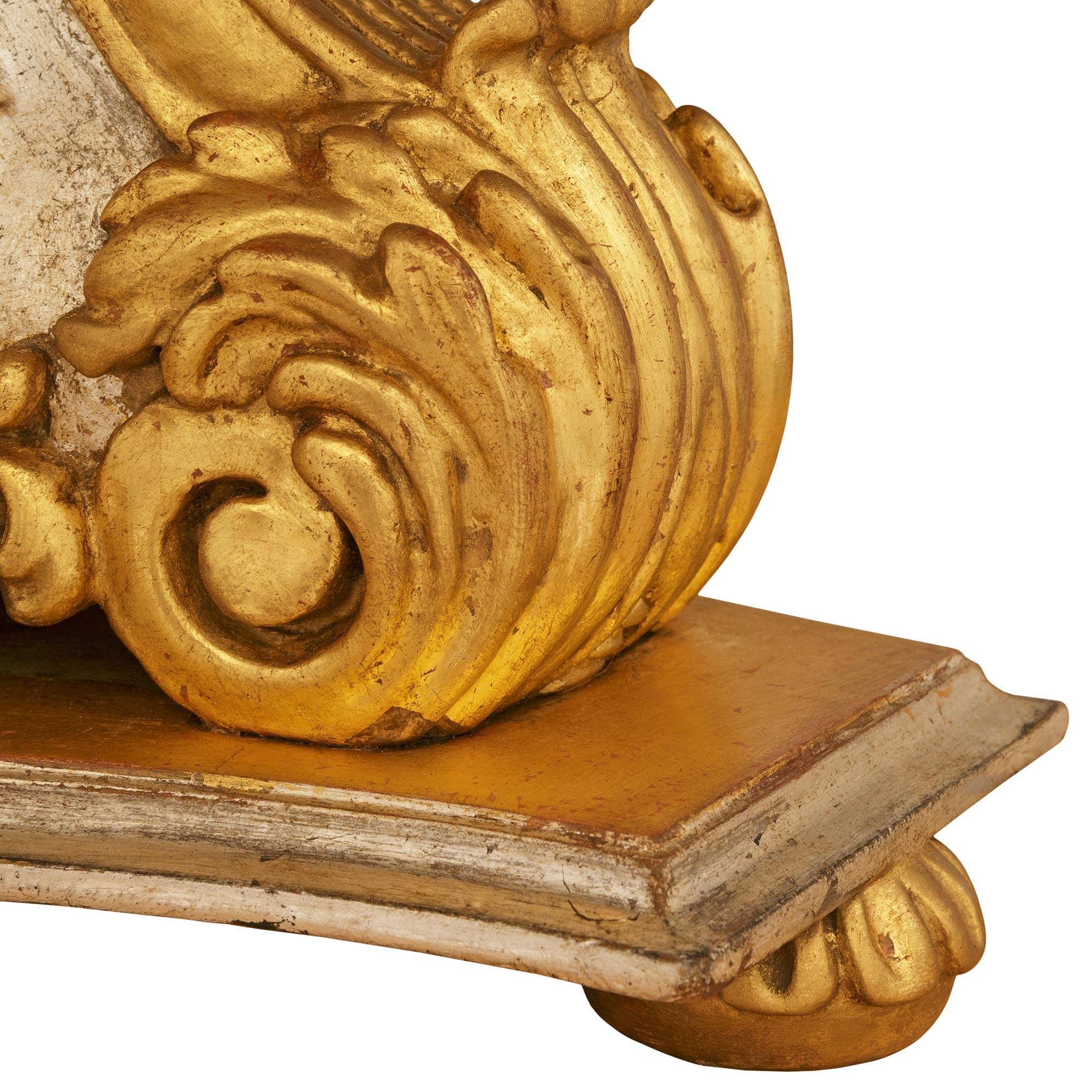 Table basse baroque italienne du 19e siècle en bois doré, méca et onyx en vente 1