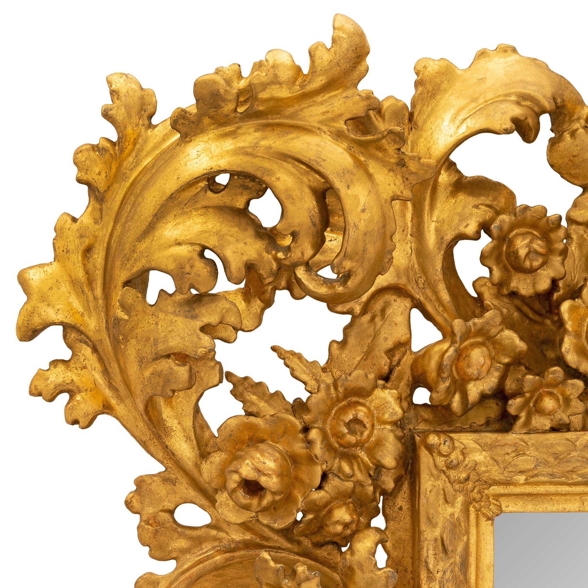 XIXe siècle Miroir baroque italien du 19ème siècle en bois doré en vente