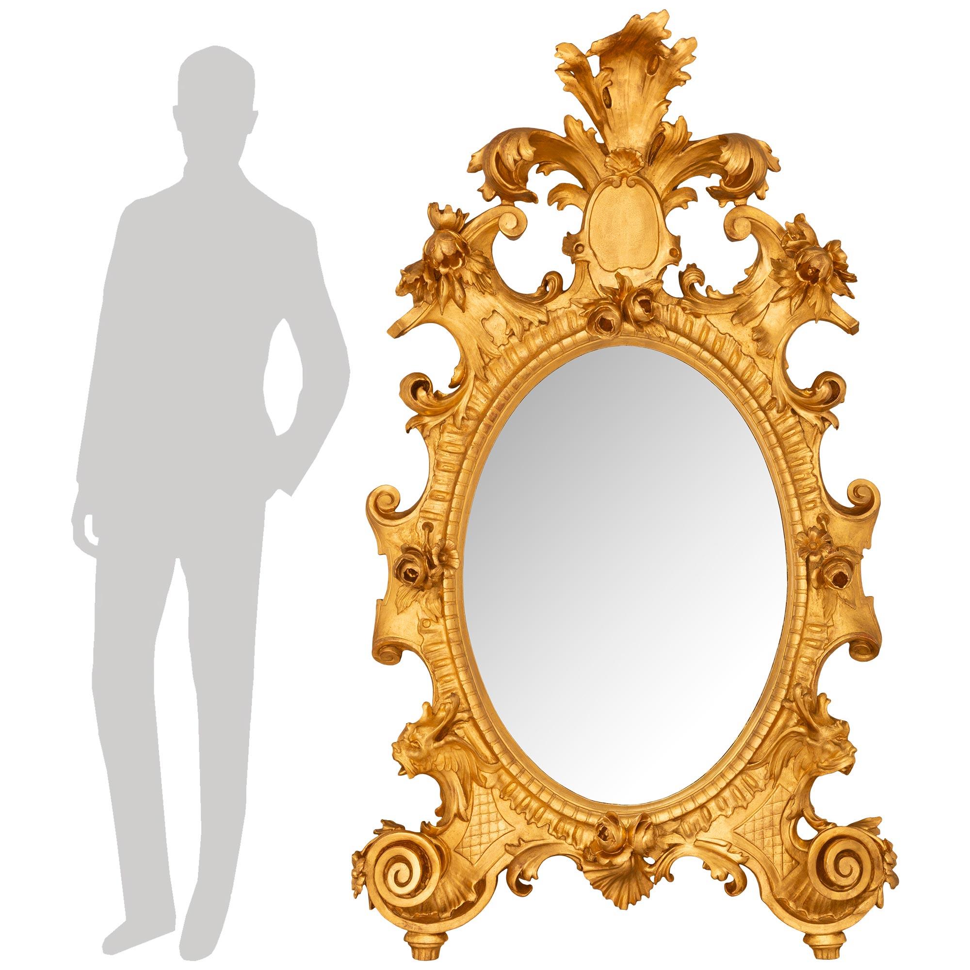 Eine große Skala und hohe Qualität italienische 19. Jahrhundert Barock st. Giltwood Spiegel. Dieser stattliche, oval geformte Spiegel mit seiner originalen Spiegelplatte hat an den unteren Ecken zwei kunstvolle Schnecken, die von Blatt- und