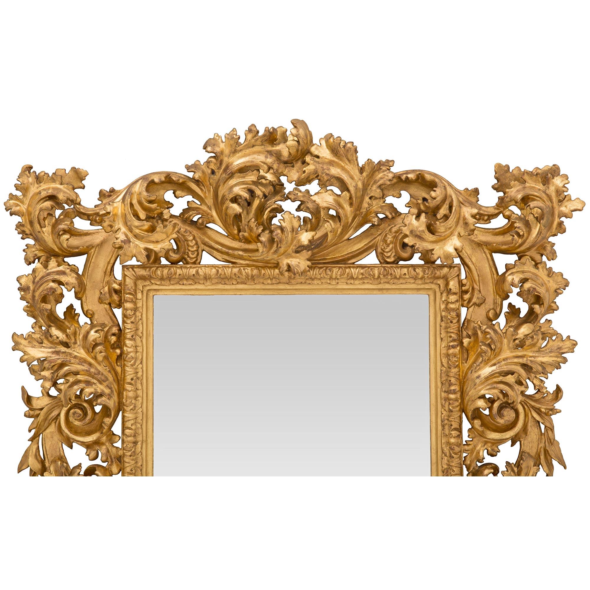 Baroque Miroir baroque italien du 19ème siècle en bois doré en vente