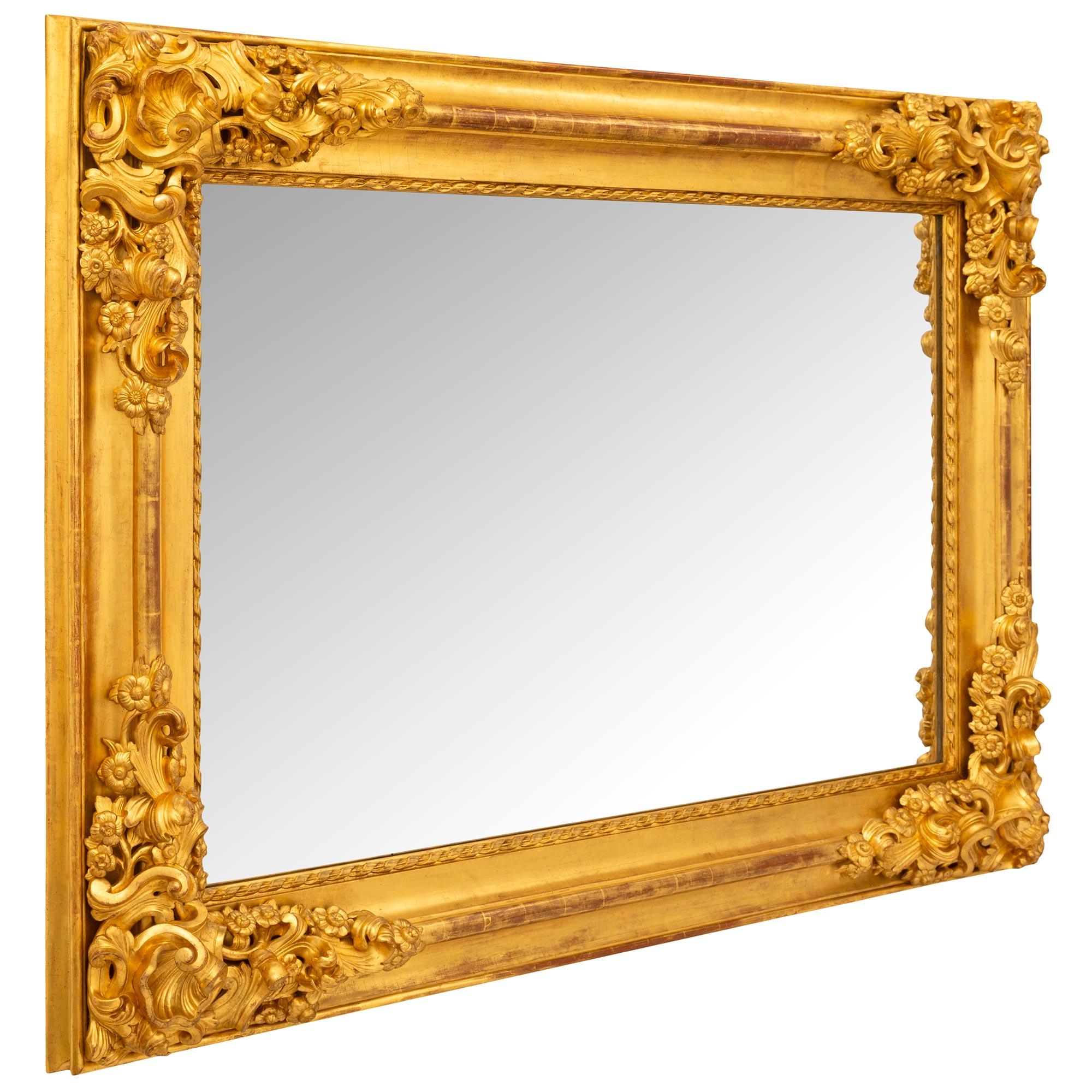 Baroque Miroir italien du 19ème siècle en bois doré de style baroque en vente