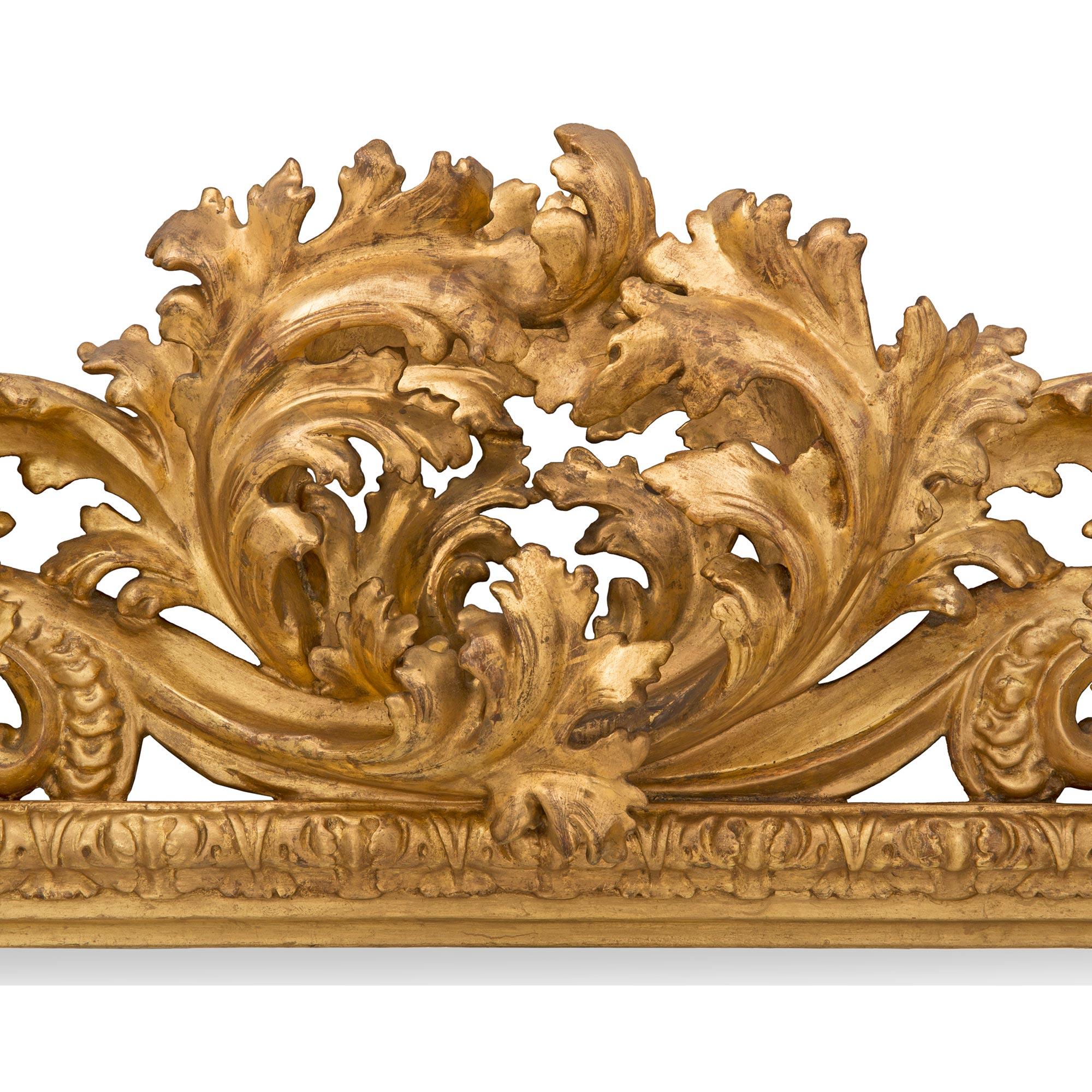 XIXe siècle Miroir baroque italien du 19ème siècle en bois doré en vente