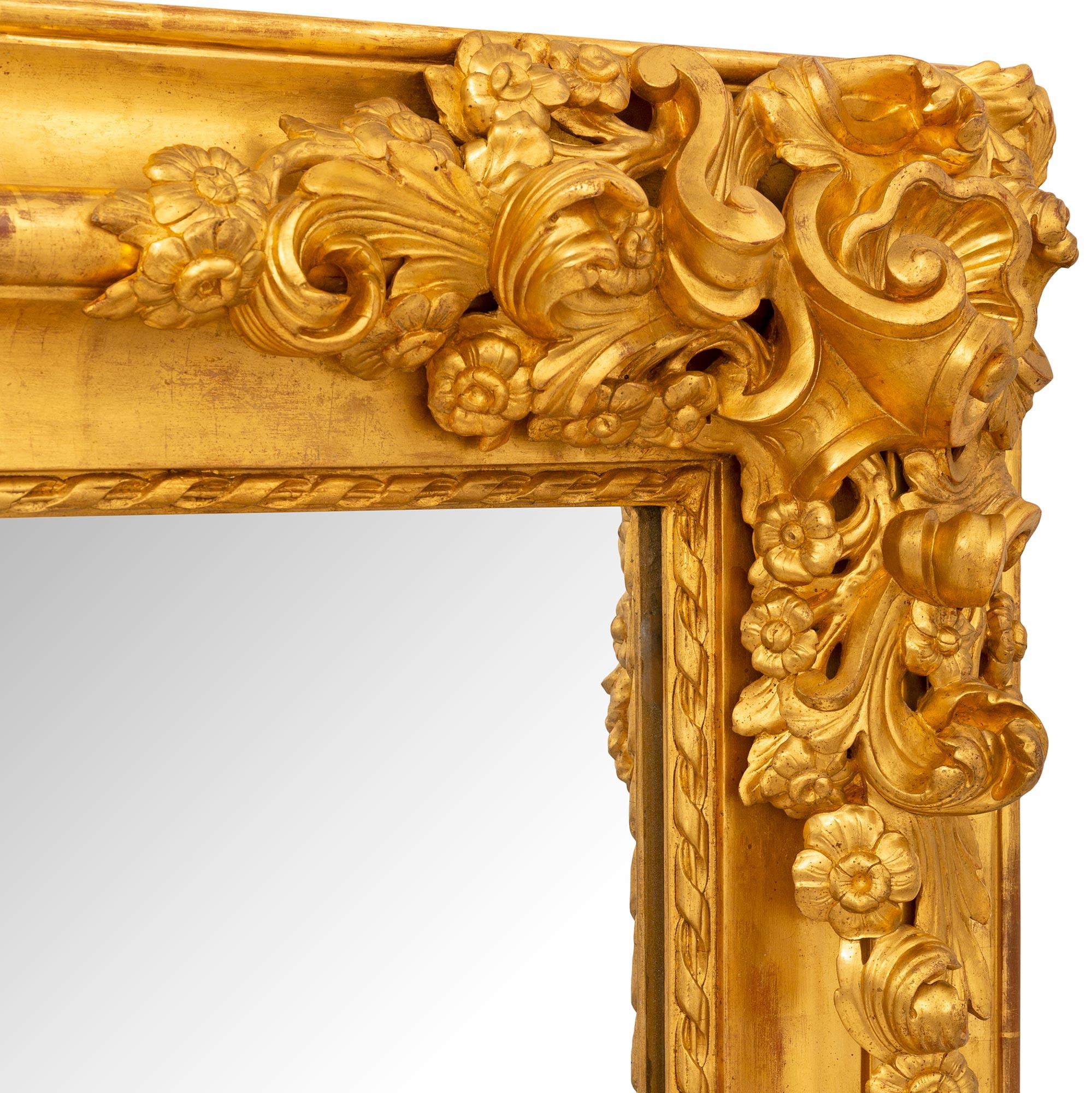 Miroir italien du 19ème siècle en bois doré de style baroque en vente 1