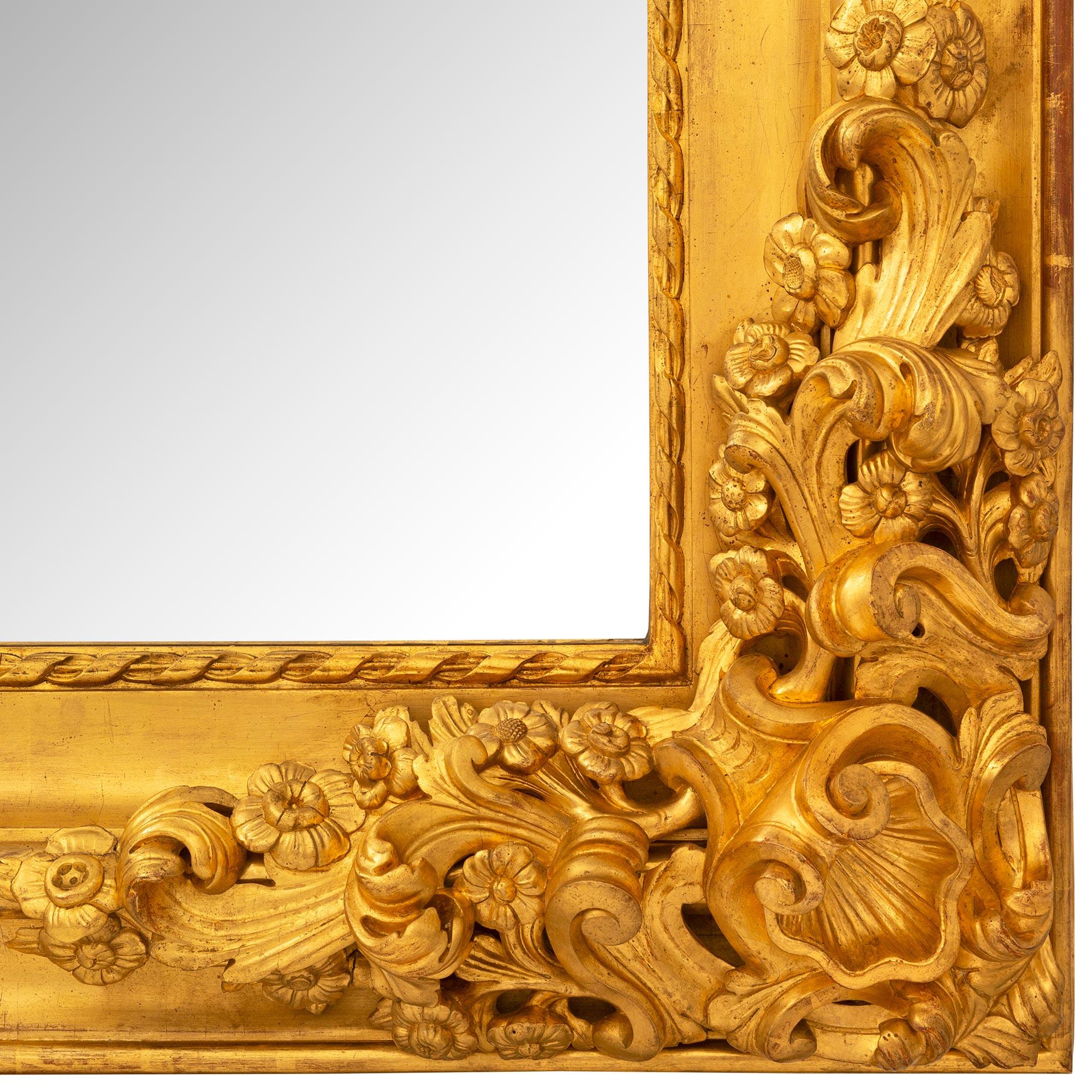 Miroir italien du 19ème siècle en bois doré de style baroque en vente 2