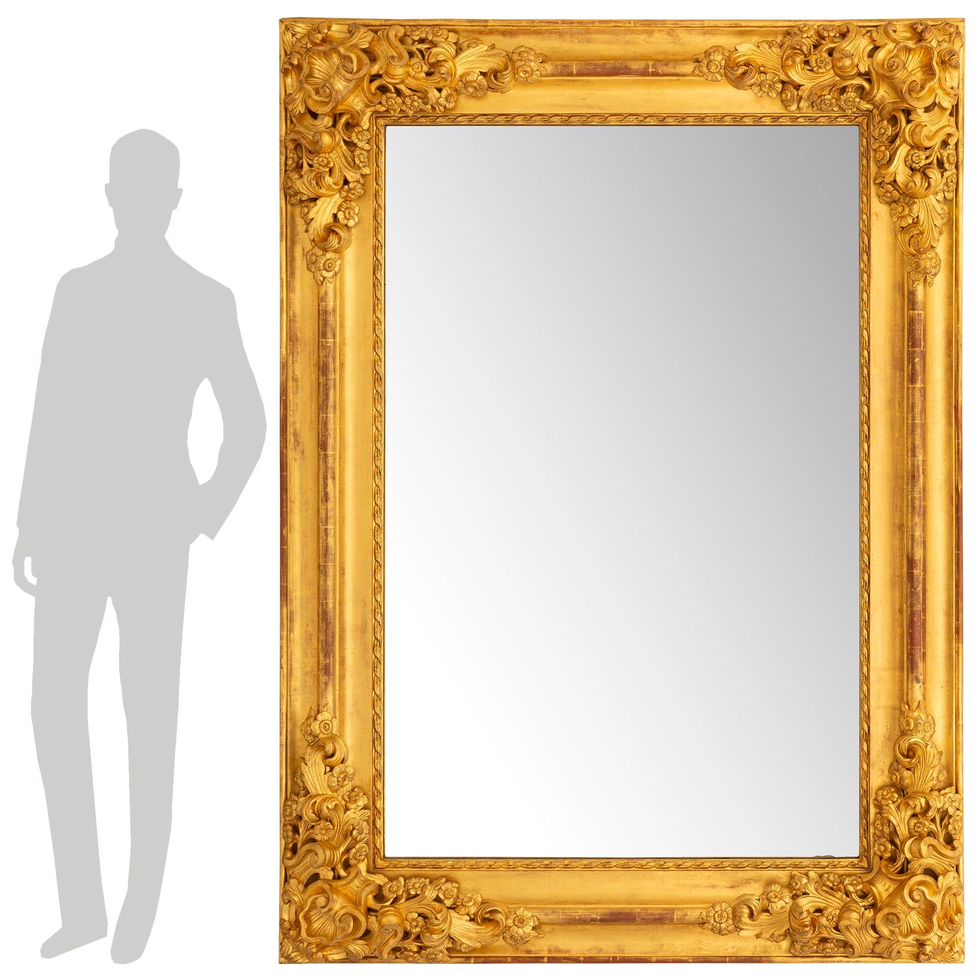 Miroir italien du 19ème siècle en bois doré de style baroque en vente 3