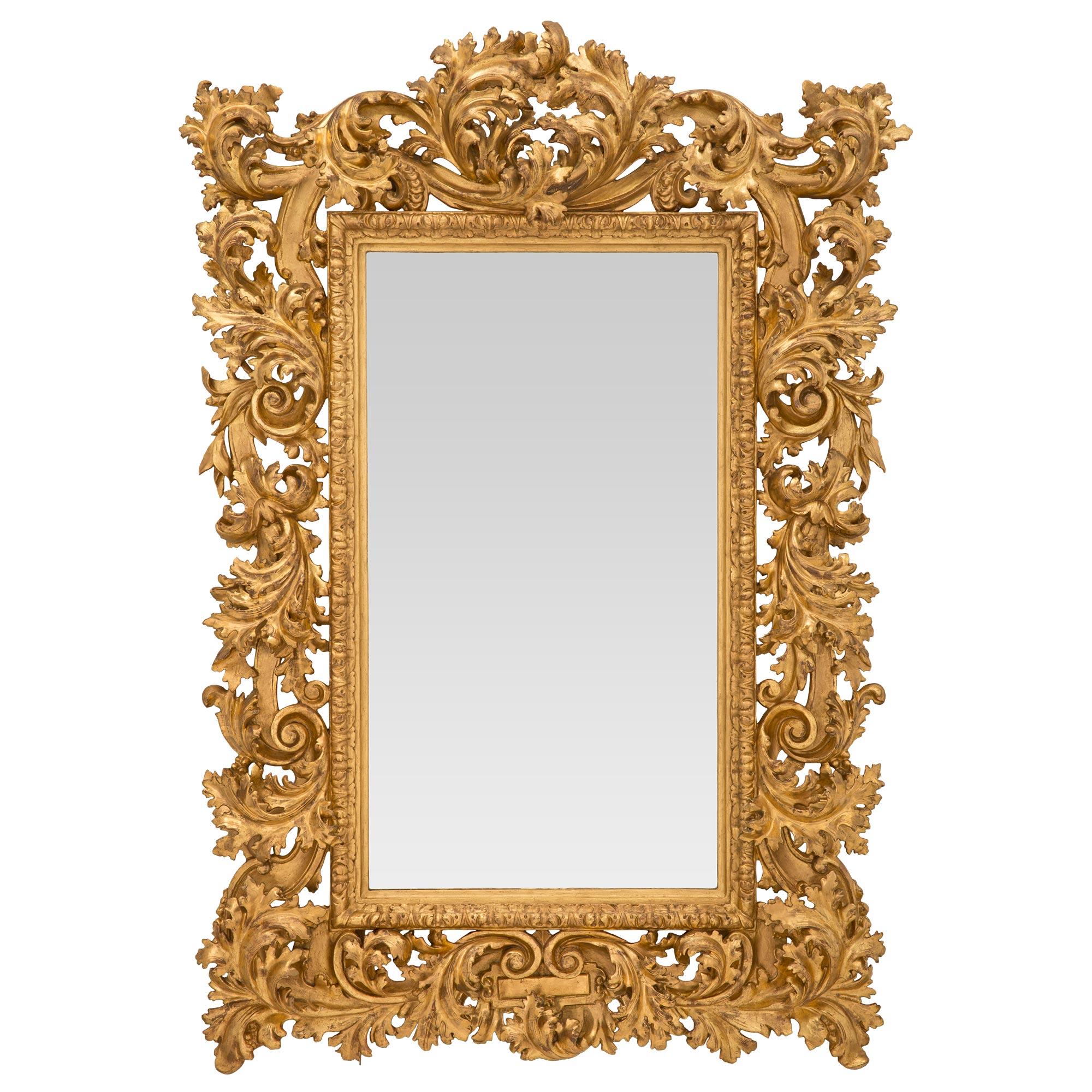 Miroir baroque italien du 19ème siècle en bois doré en vente