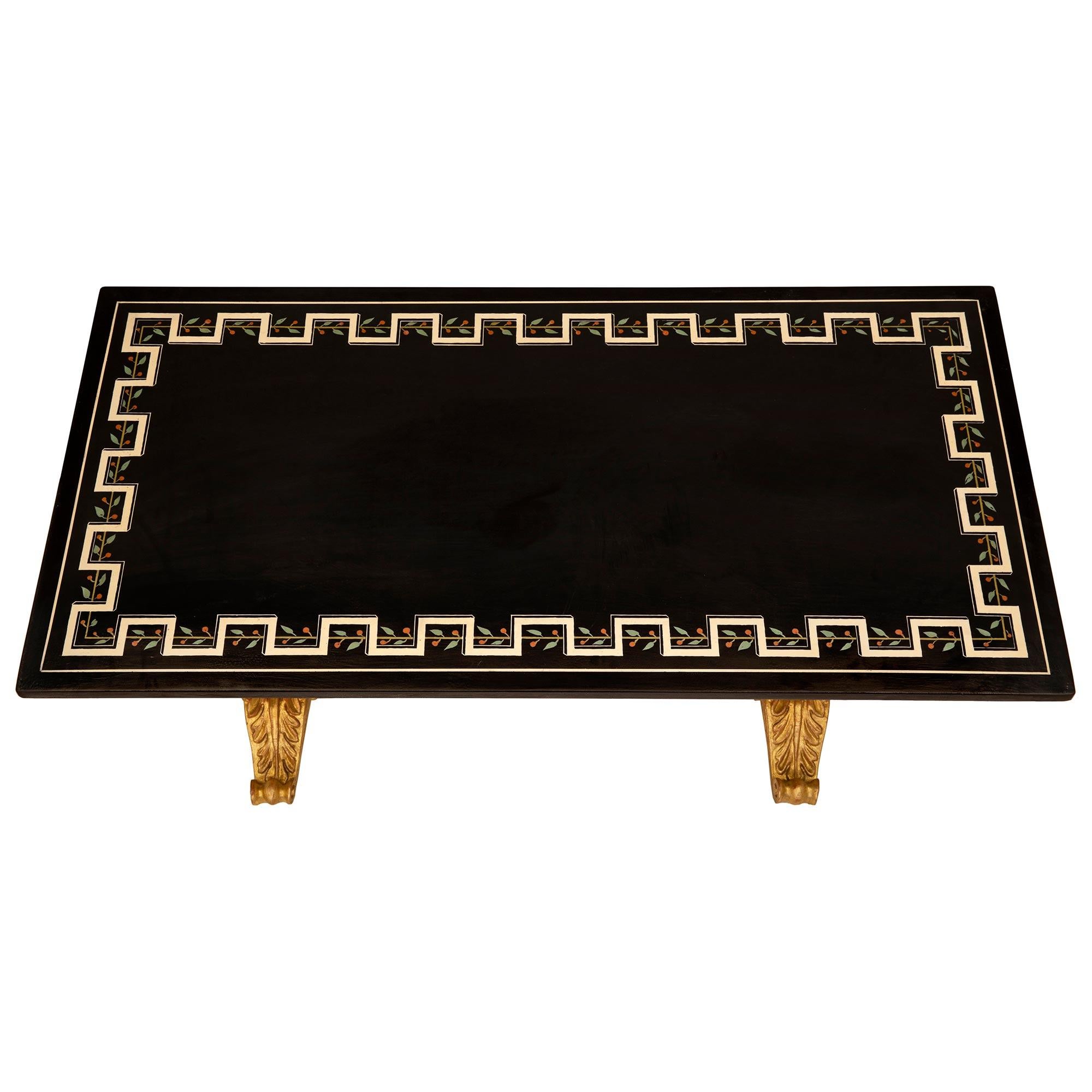 Table basse/de cocktail baroque italienne du XIXe siècle en bois doré et bois patiné. La table rectangulaire est surélevée par une belle base en bois doré avec de très élégants pieds à feuilles d'acanthe enroulées, sous une fine réserve de blocs