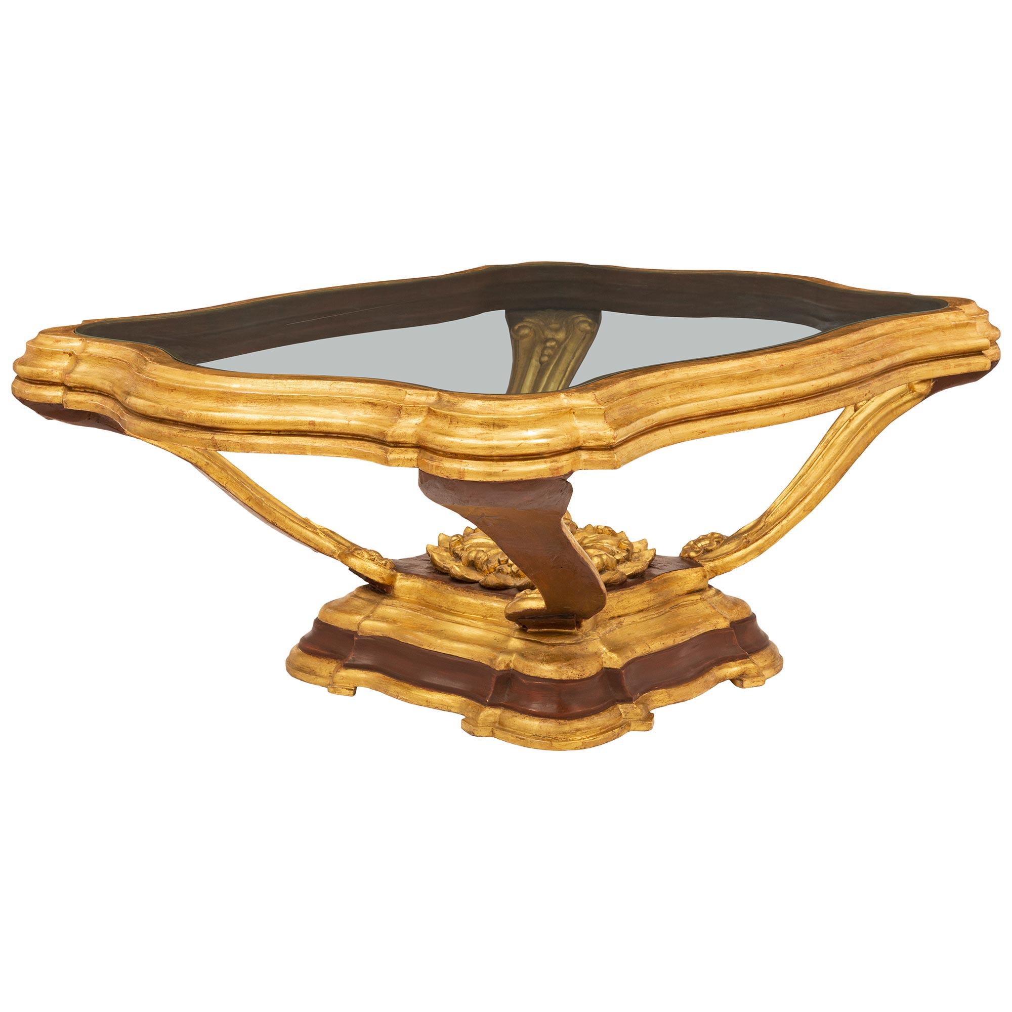 Baroque Table basse baroque italienne du 19ème siècle en bois doré polychrome et verre en vente