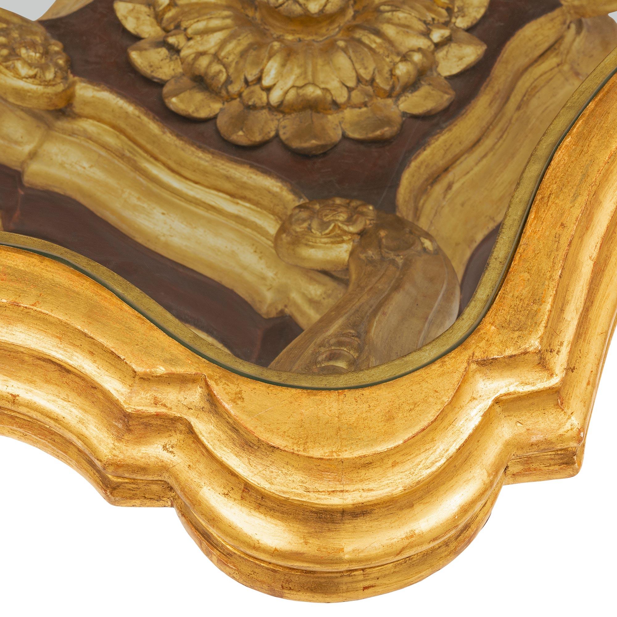 Table basse baroque italienne du 19ème siècle en bois doré polychrome et verre Bon état - En vente à West Palm Beach, FL