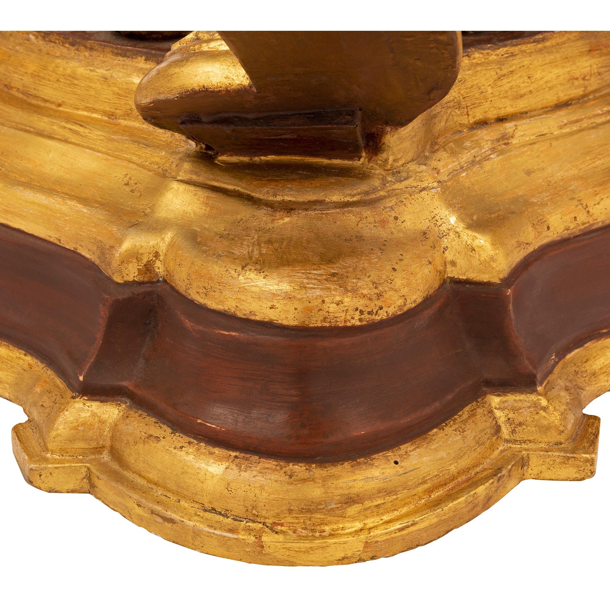 Table basse baroque italienne du 19ème siècle en bois doré polychrome et verre en vente 1