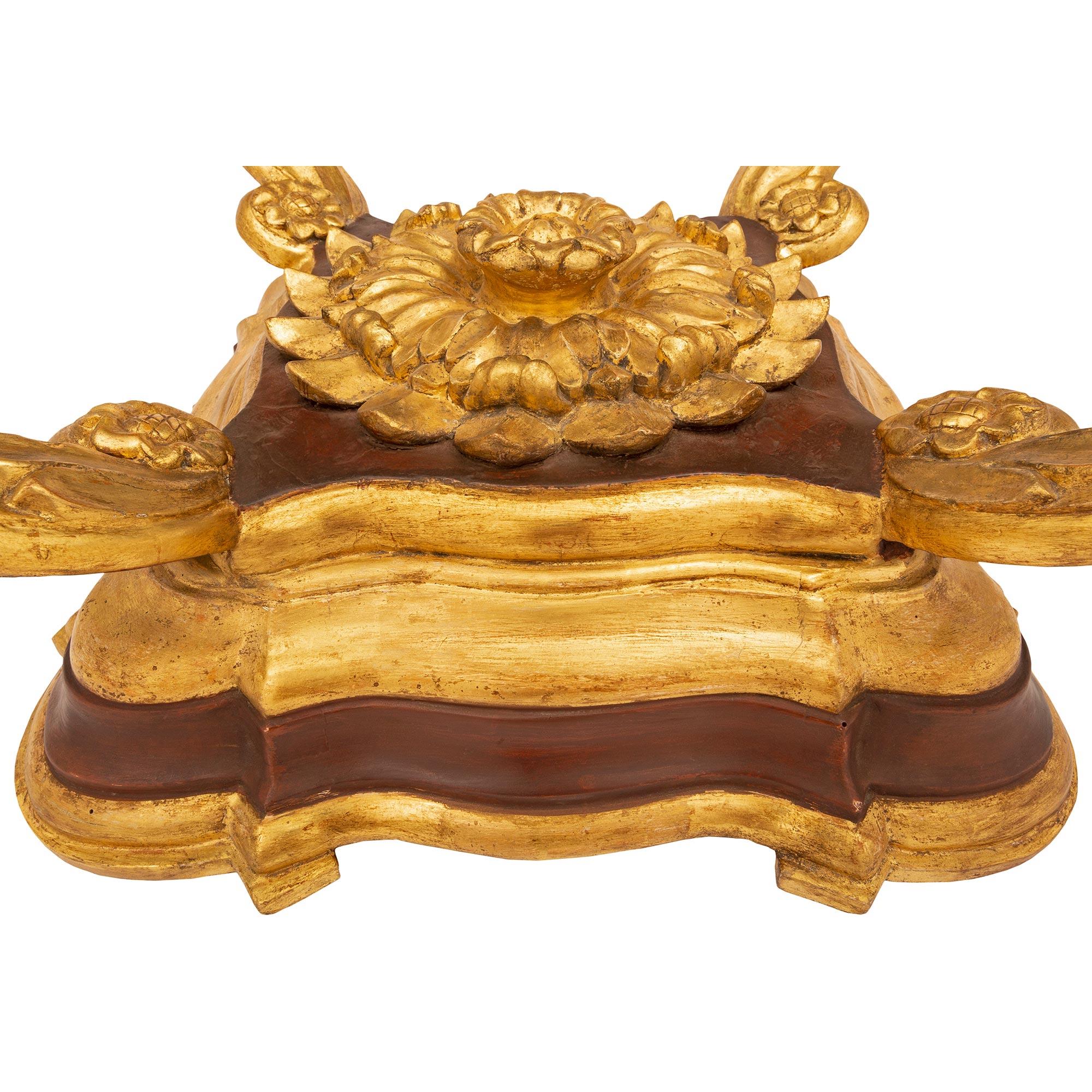 Table basse baroque italienne du 19ème siècle en bois doré polychrome et verre en vente 2