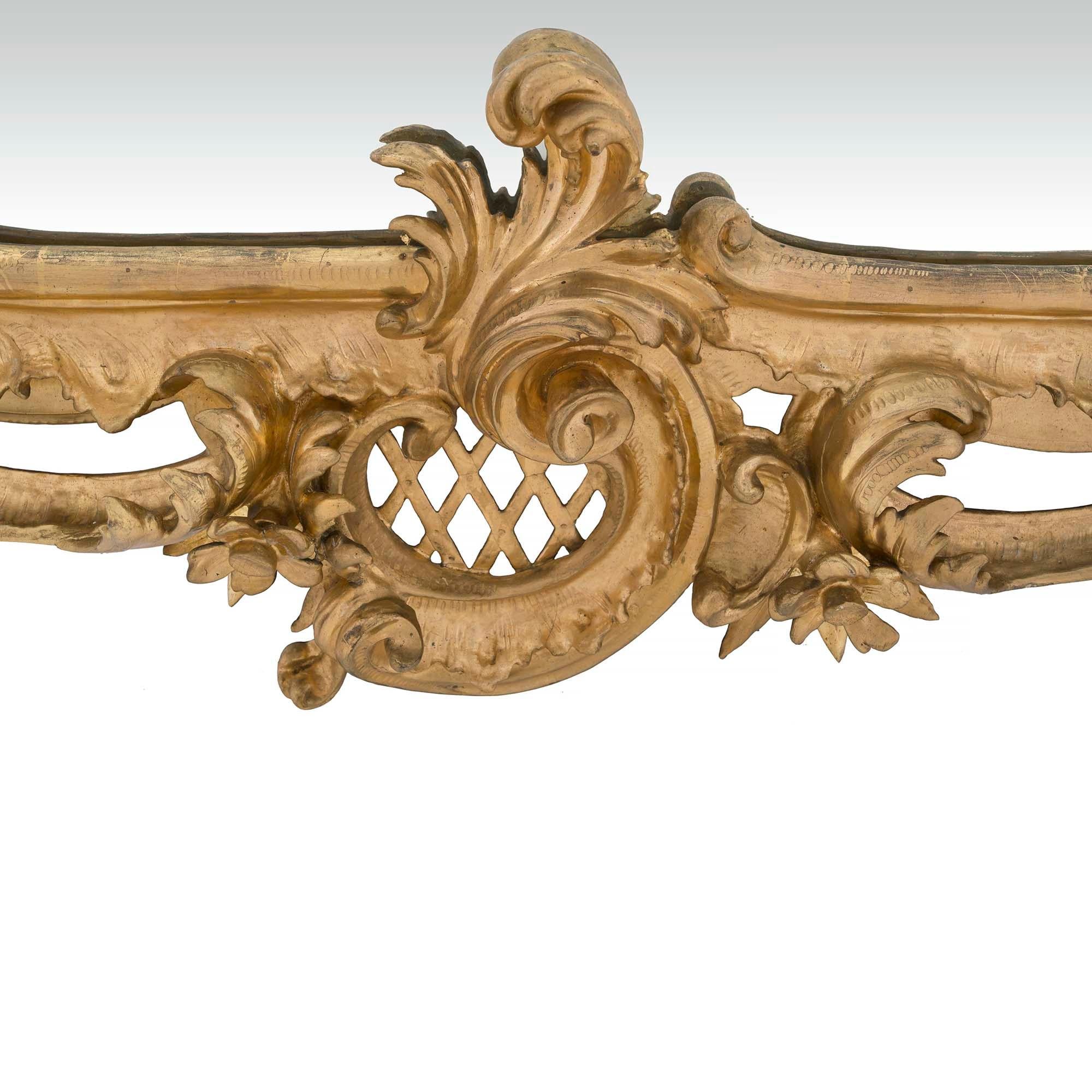 Miroir rectangulaire baroque italien du 19ème siècle en bois doré en vente 1